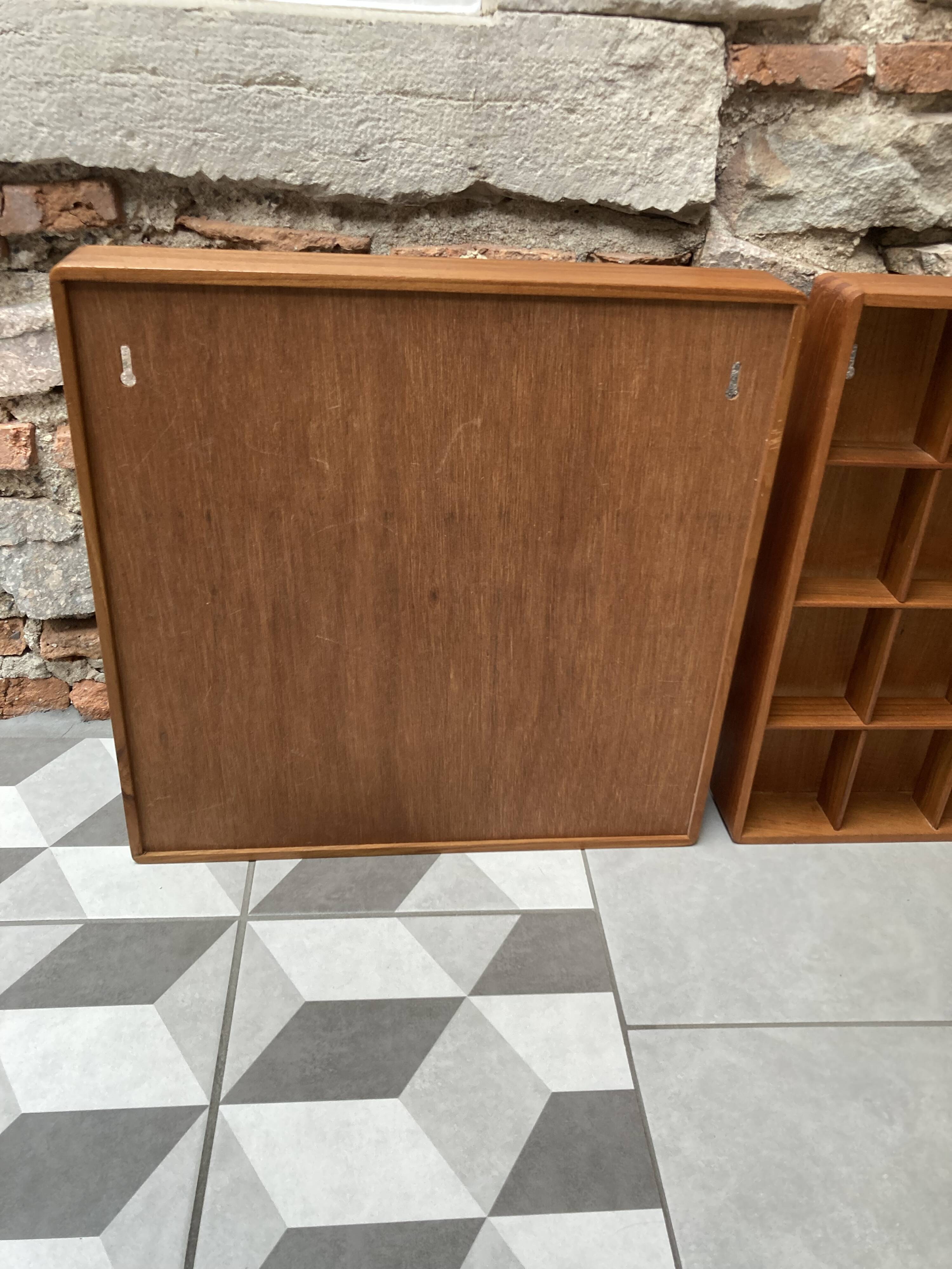 2 casiers muraux vintage en teck