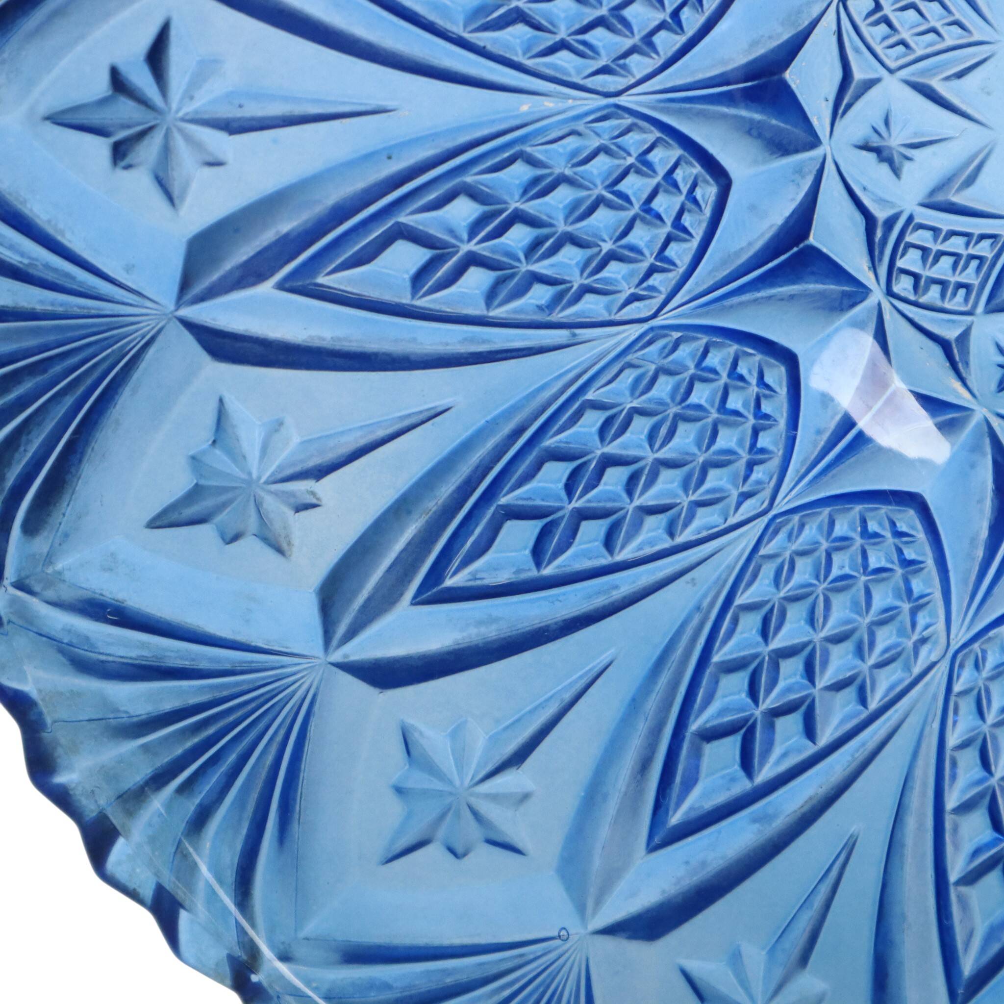 Coupe à fruits en verre pressé bleu, France