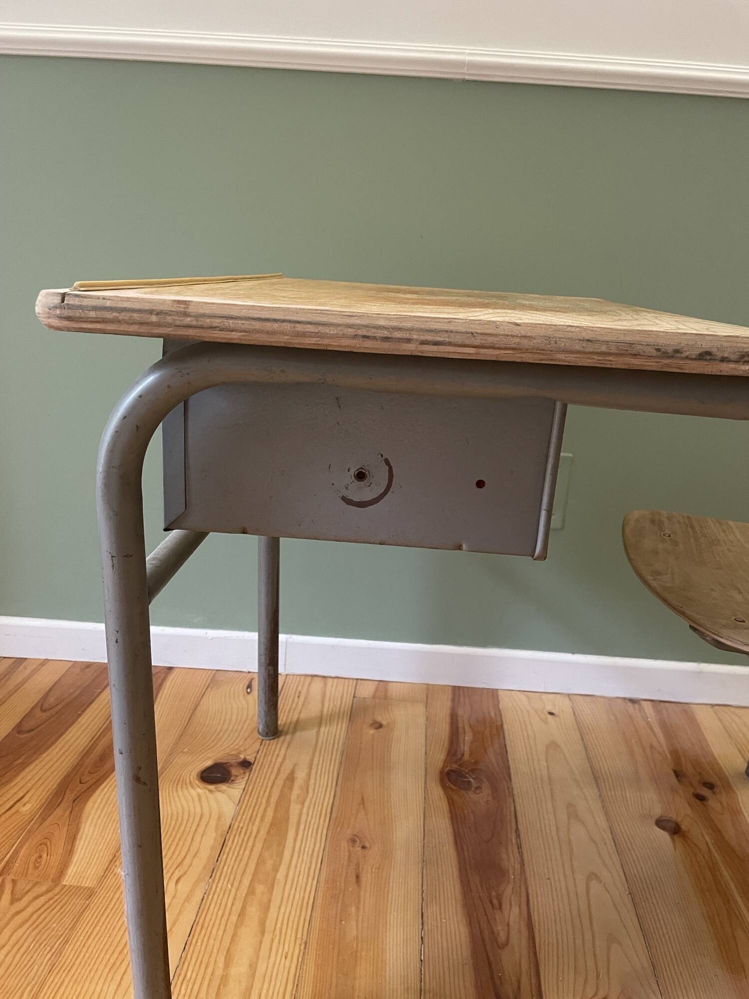 The 1950 school desk with its integrated chair