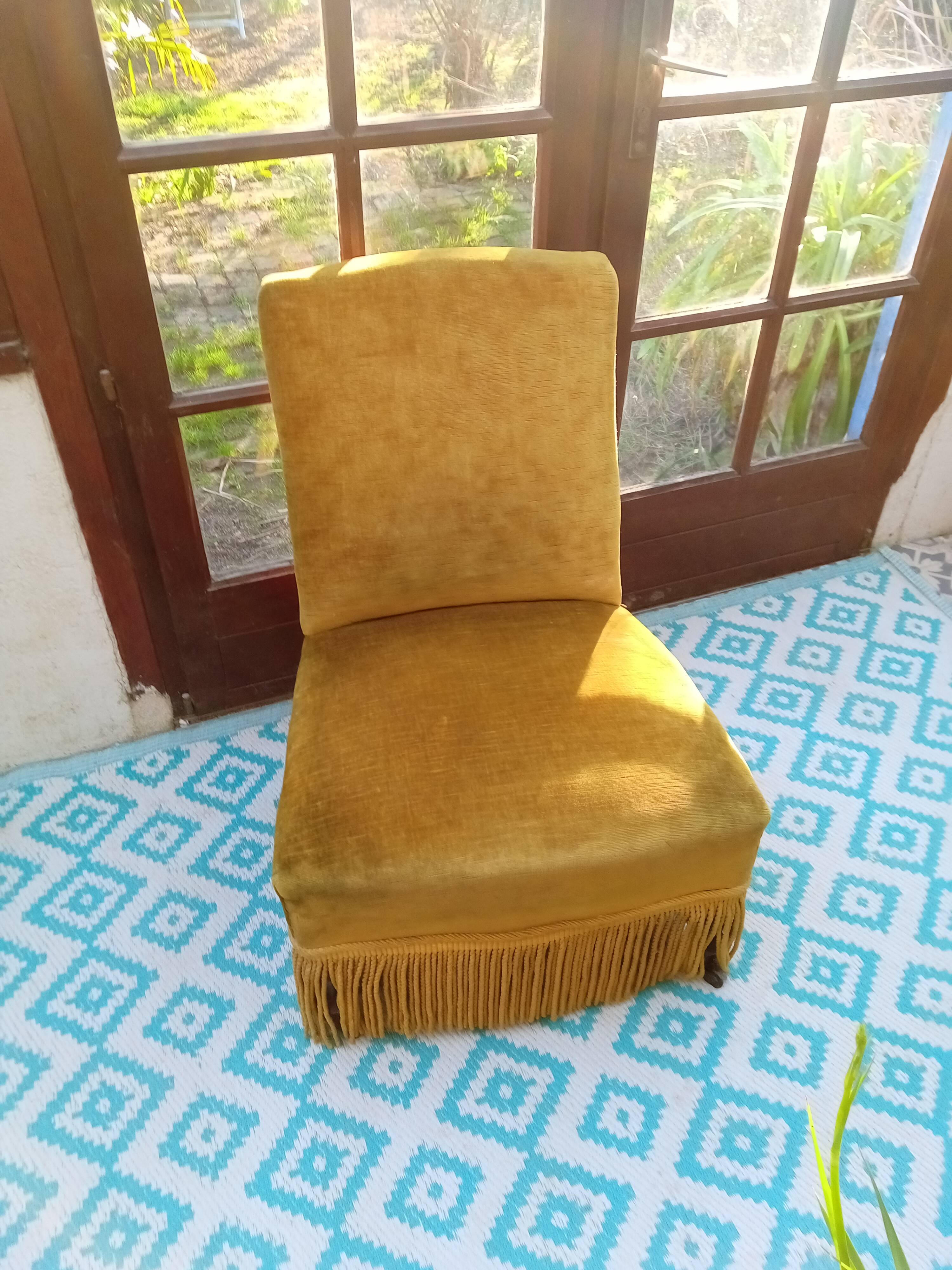 Fauteuil rapaud en velours moutarde