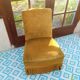 Fauteuil rapaud en velours moutarde