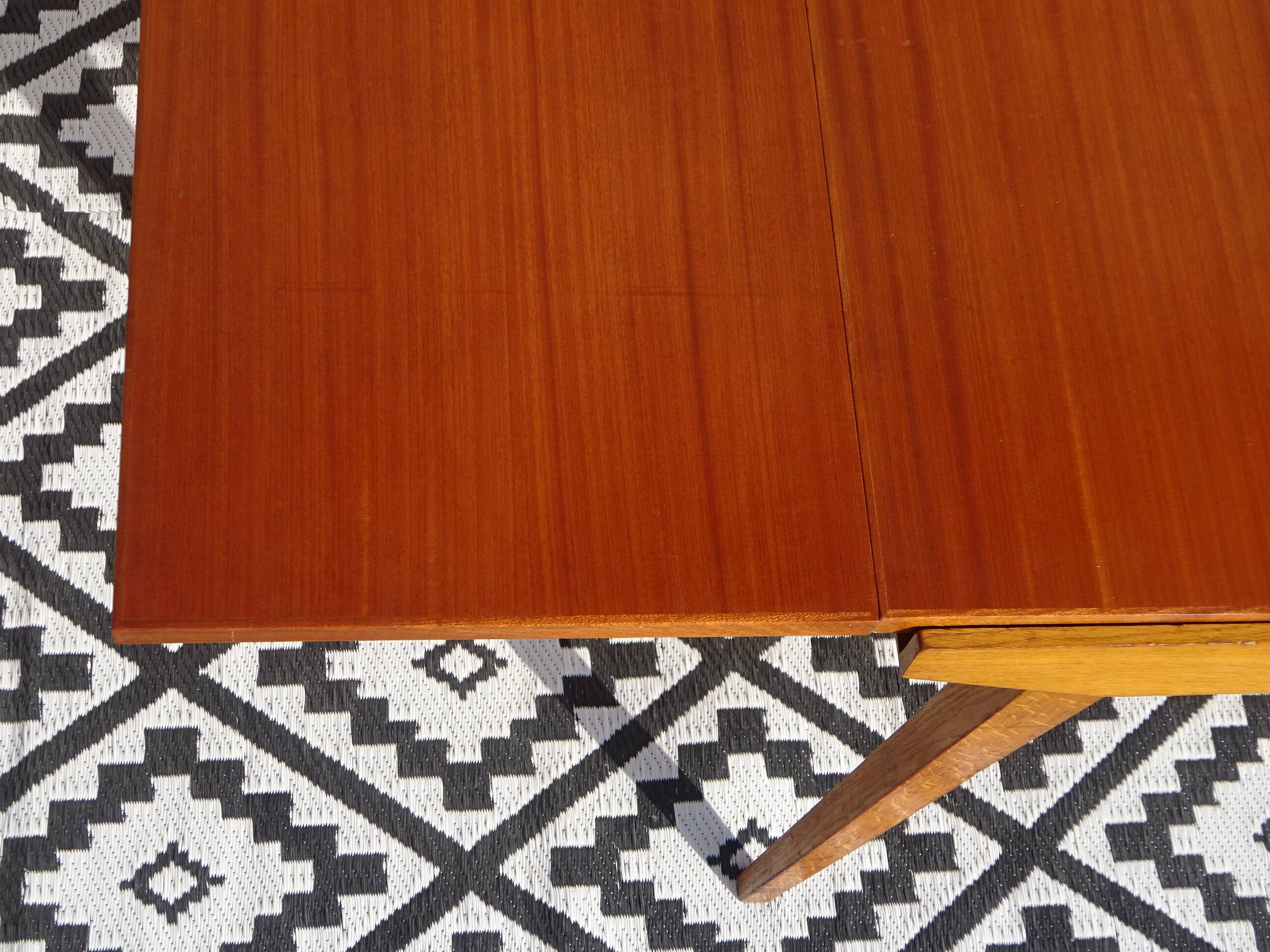 Table vintage en bois avec pieds compas