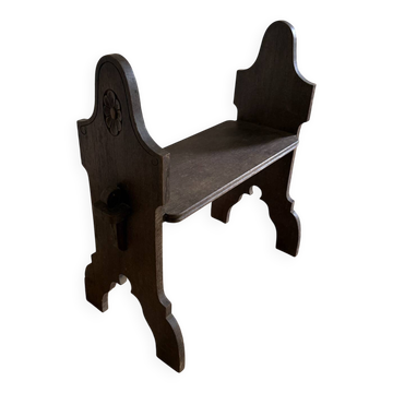 Petit banc en bois brutaliste 