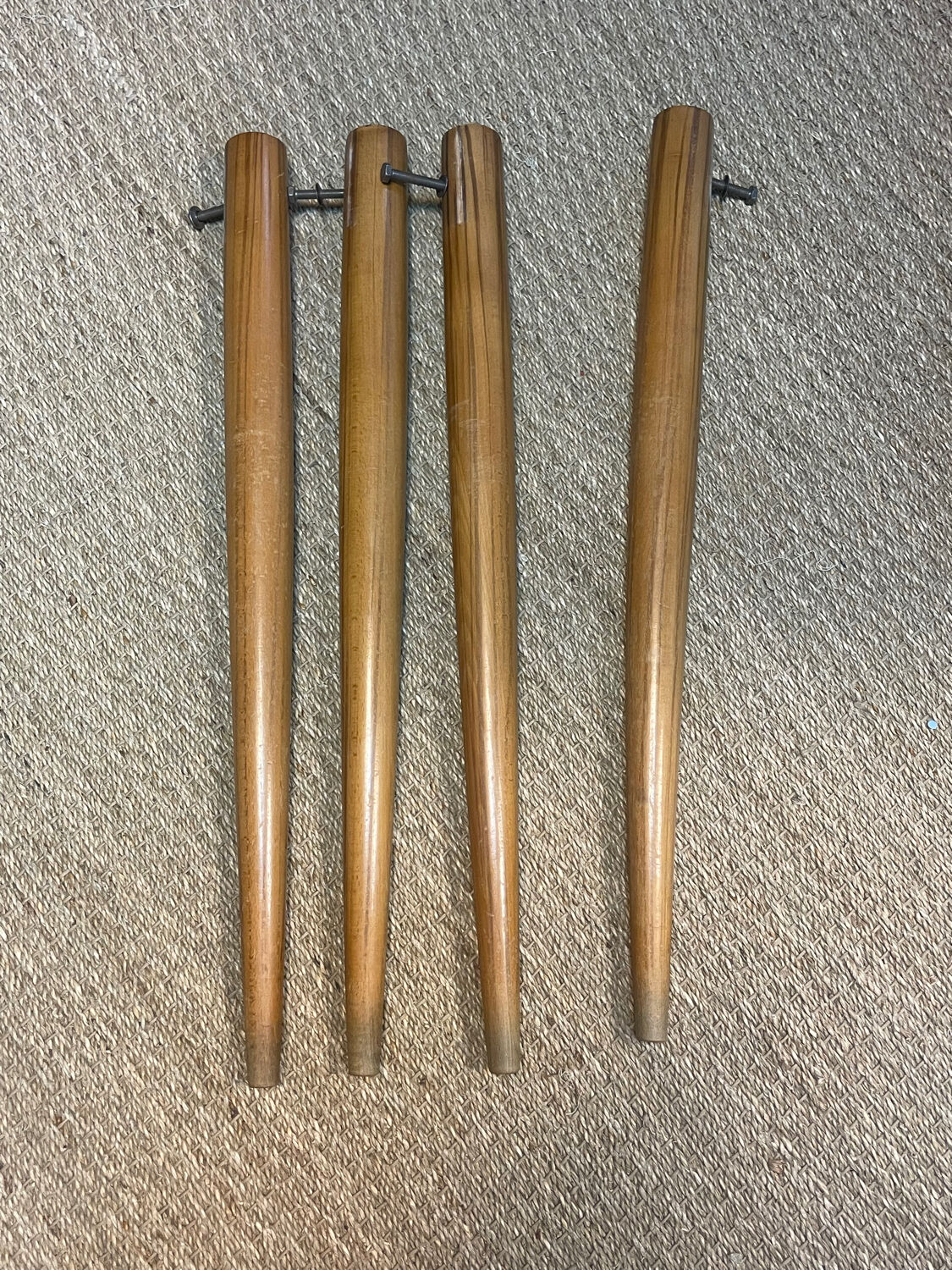 Round extendable dining table in wood, 1960
