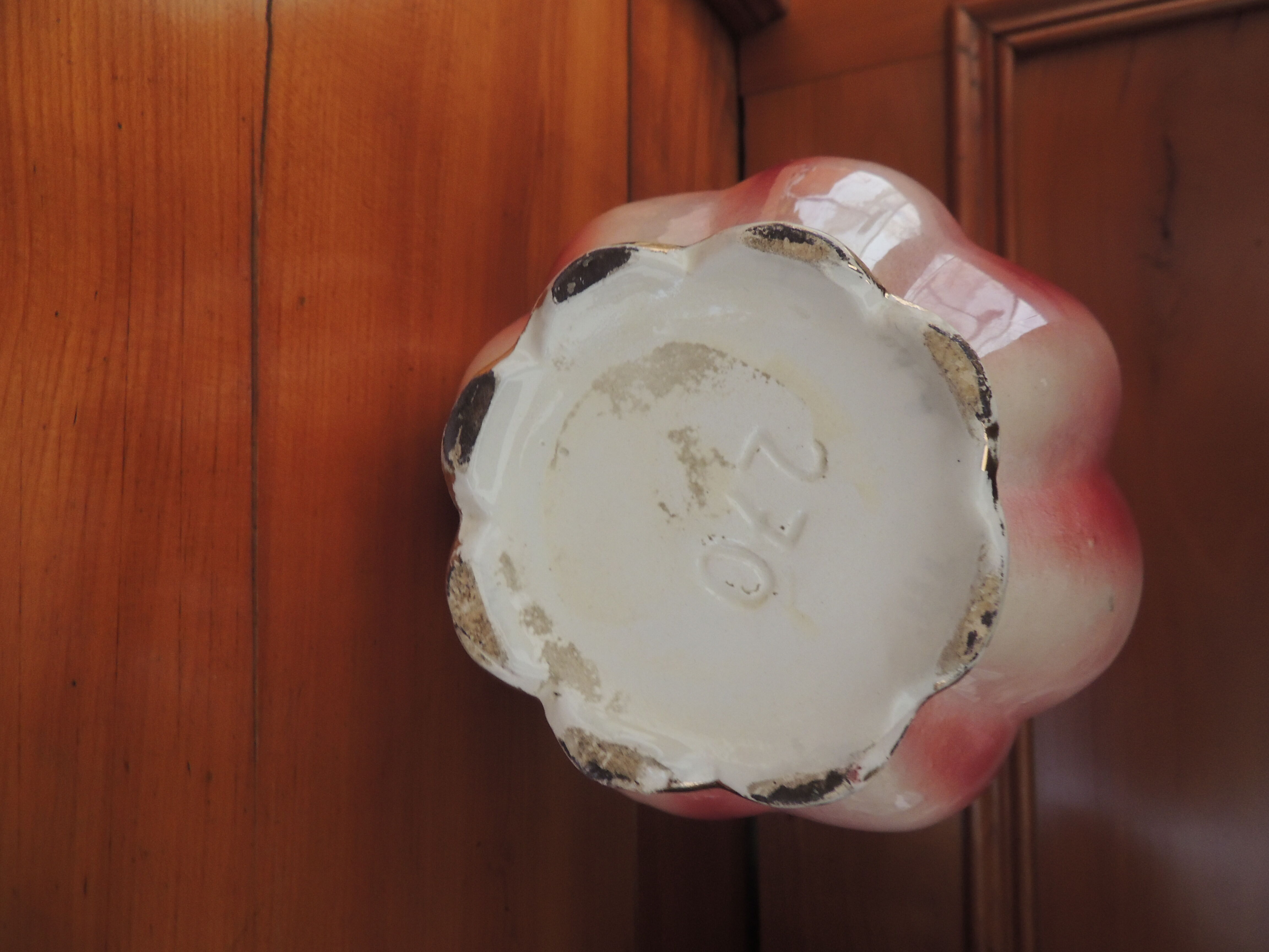 Vase rose pansu anses dorées pied corolle
