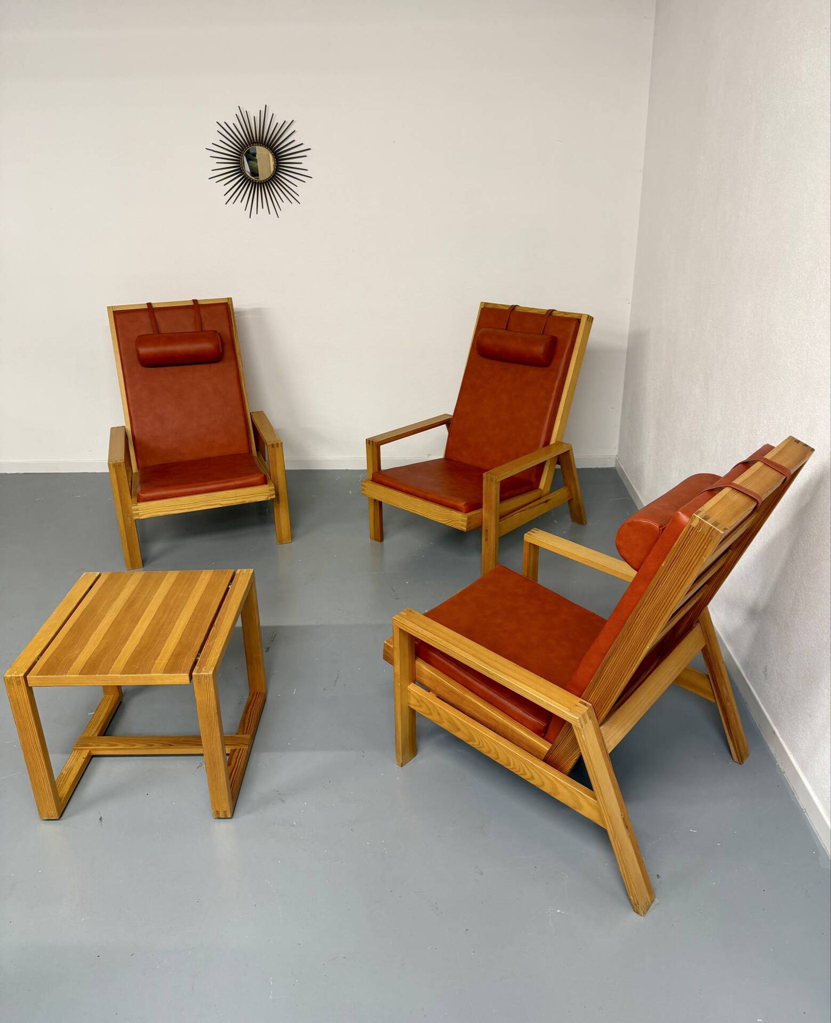 Scandinavian design lounge set in pine with 3 lounge chairs and a table from the 70s.