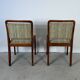 Ensemble de deux chaises de salle à manger de style scandinave.
