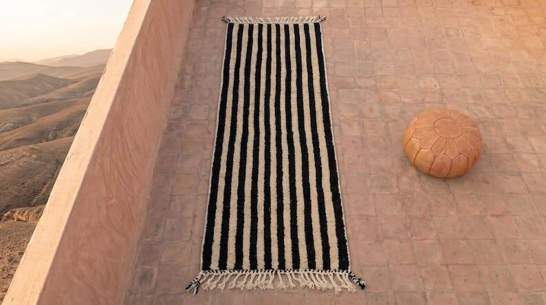 Handmade traditional Beni Ouarain carpet, white and black, 75/300.