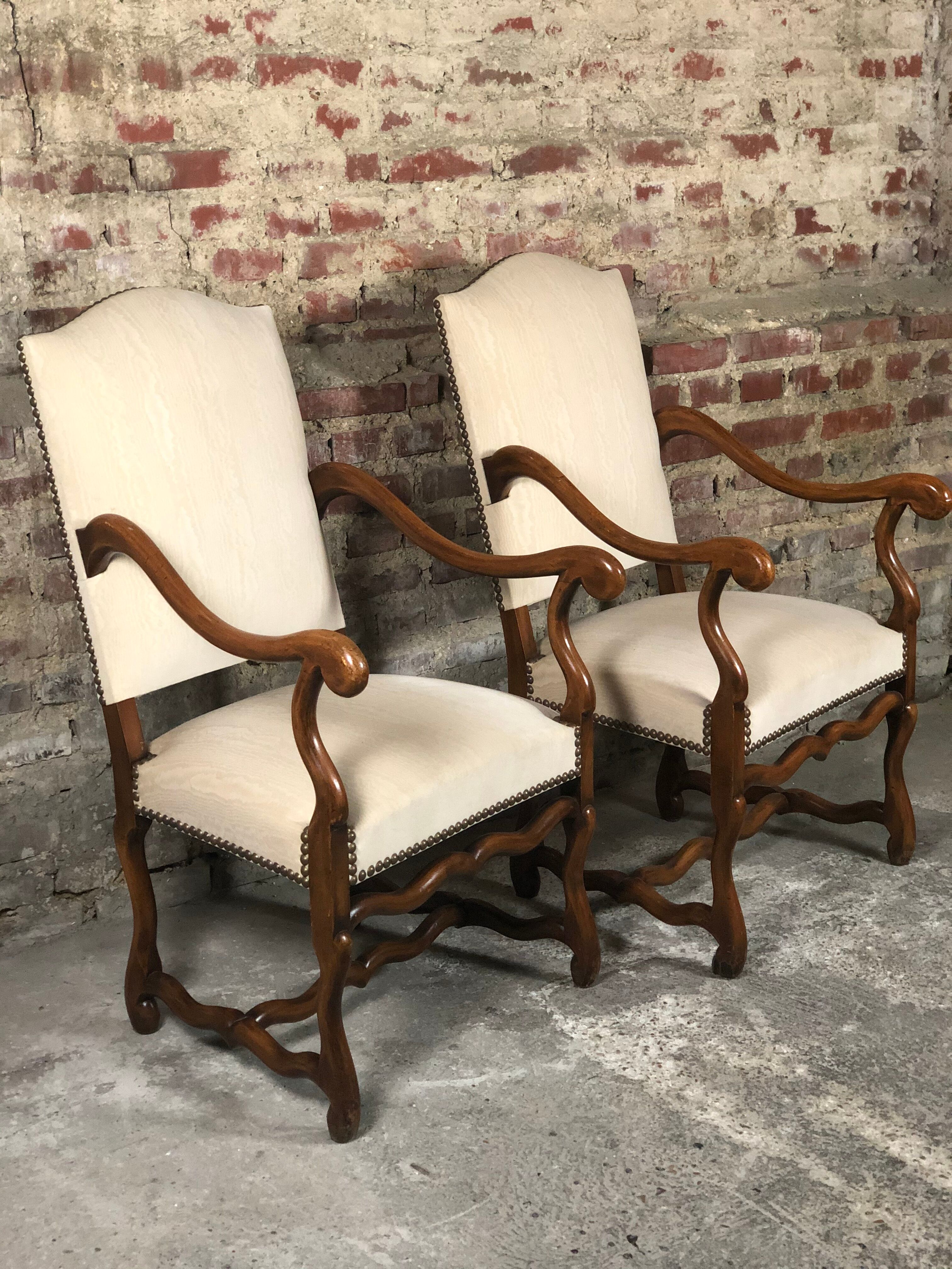 Chairs (pair) Sheep bones in walnut-tinted beech and marbled beige velvet