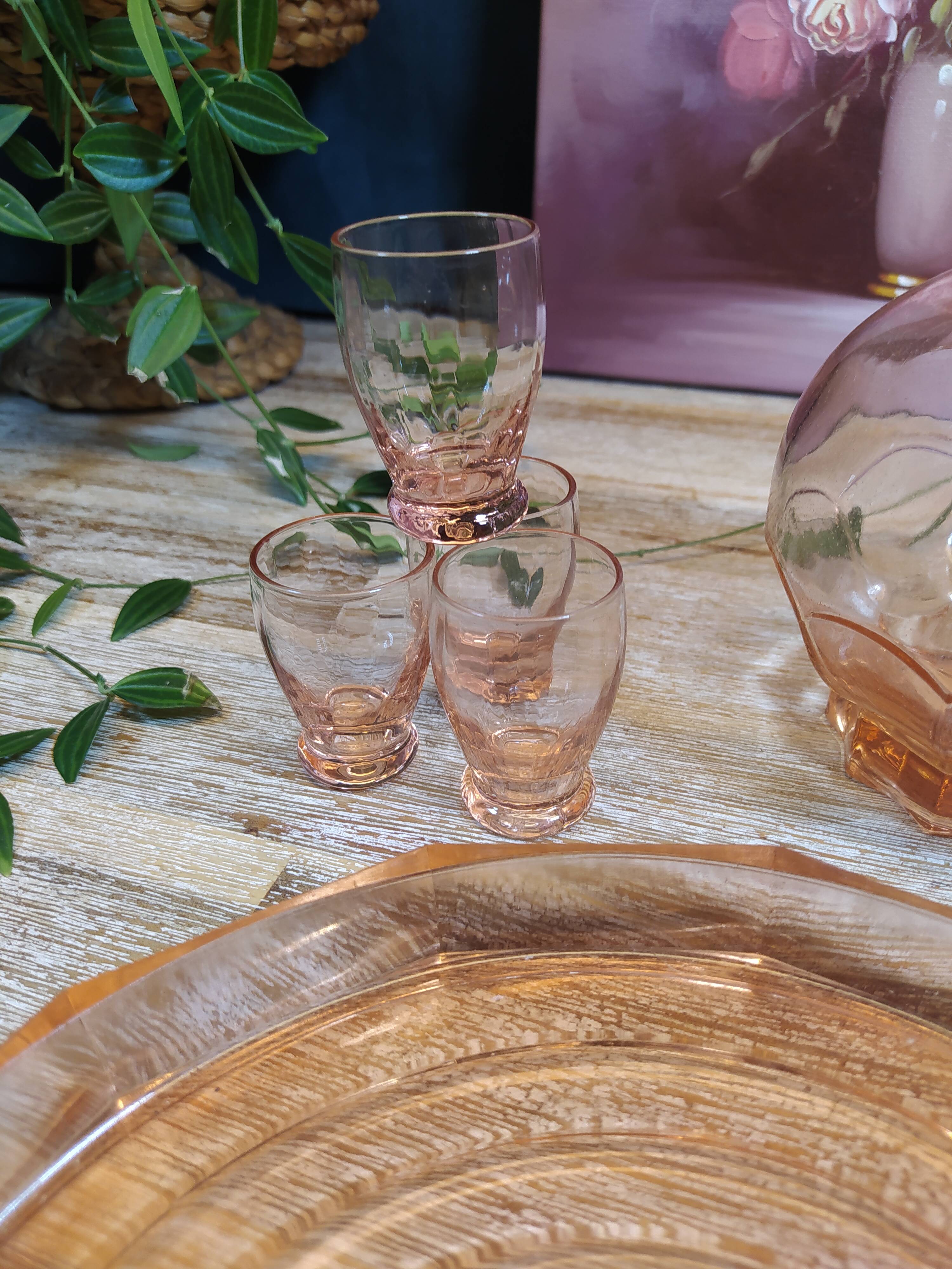Service Rosaline en verre rose avec un plateau, une carafe et 4 verres à liqueur
