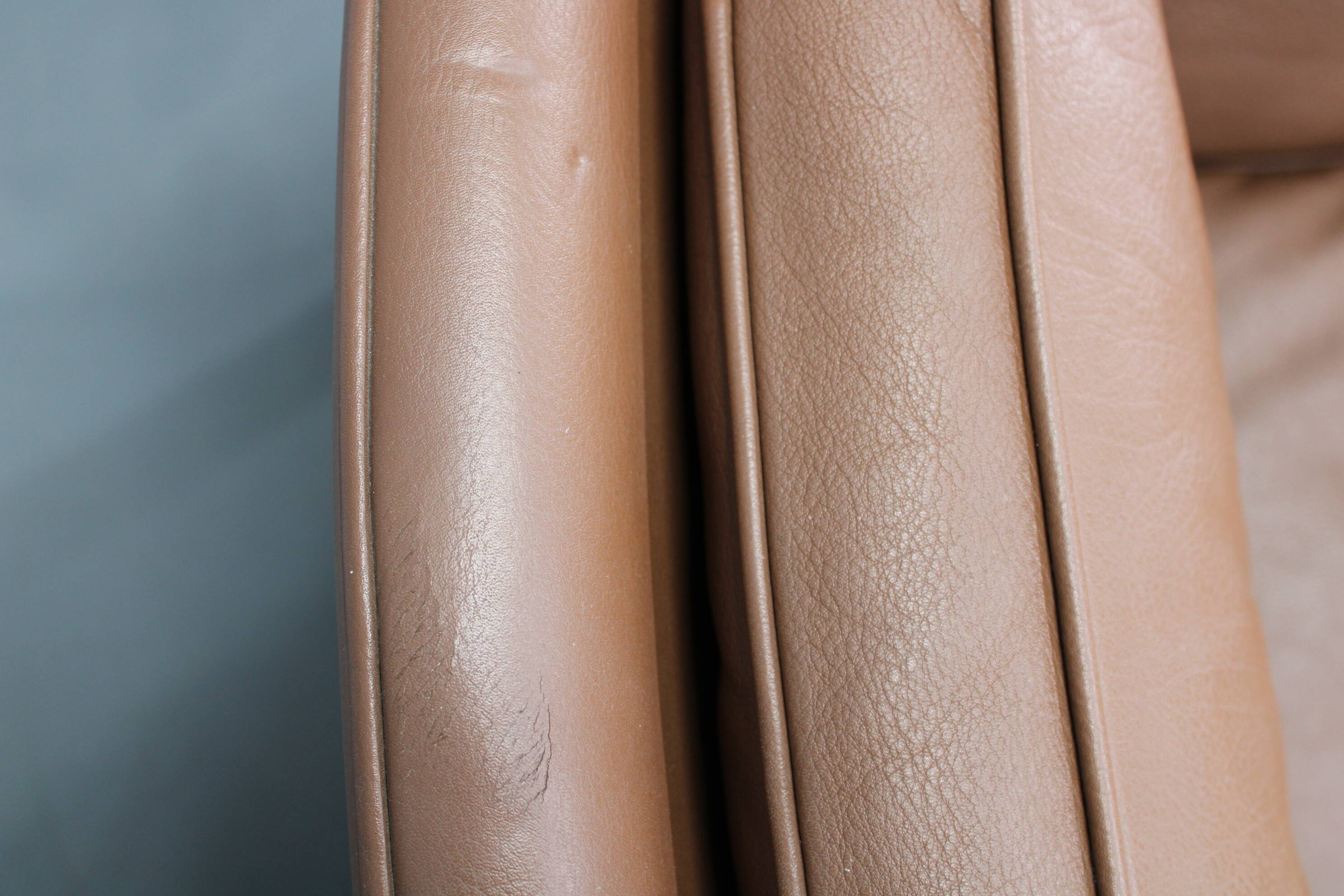 Canapé 3 places danois des années 1970 en cuir marron avec structure en hêtre