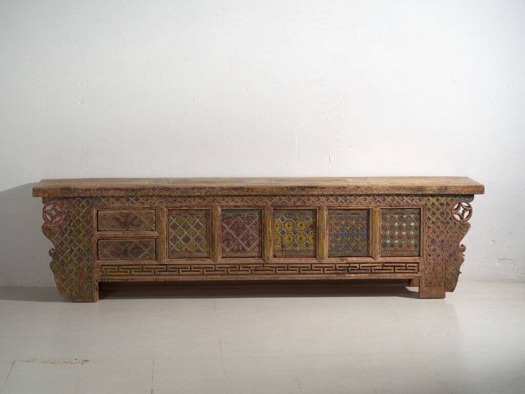 Buffet bas ancien chinois sculpté en sapin à panneaux ornés – Gansu, vers 1930