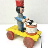 Ancien Jouet musical en bois à tirer - musicien soldat  jouant du tambour