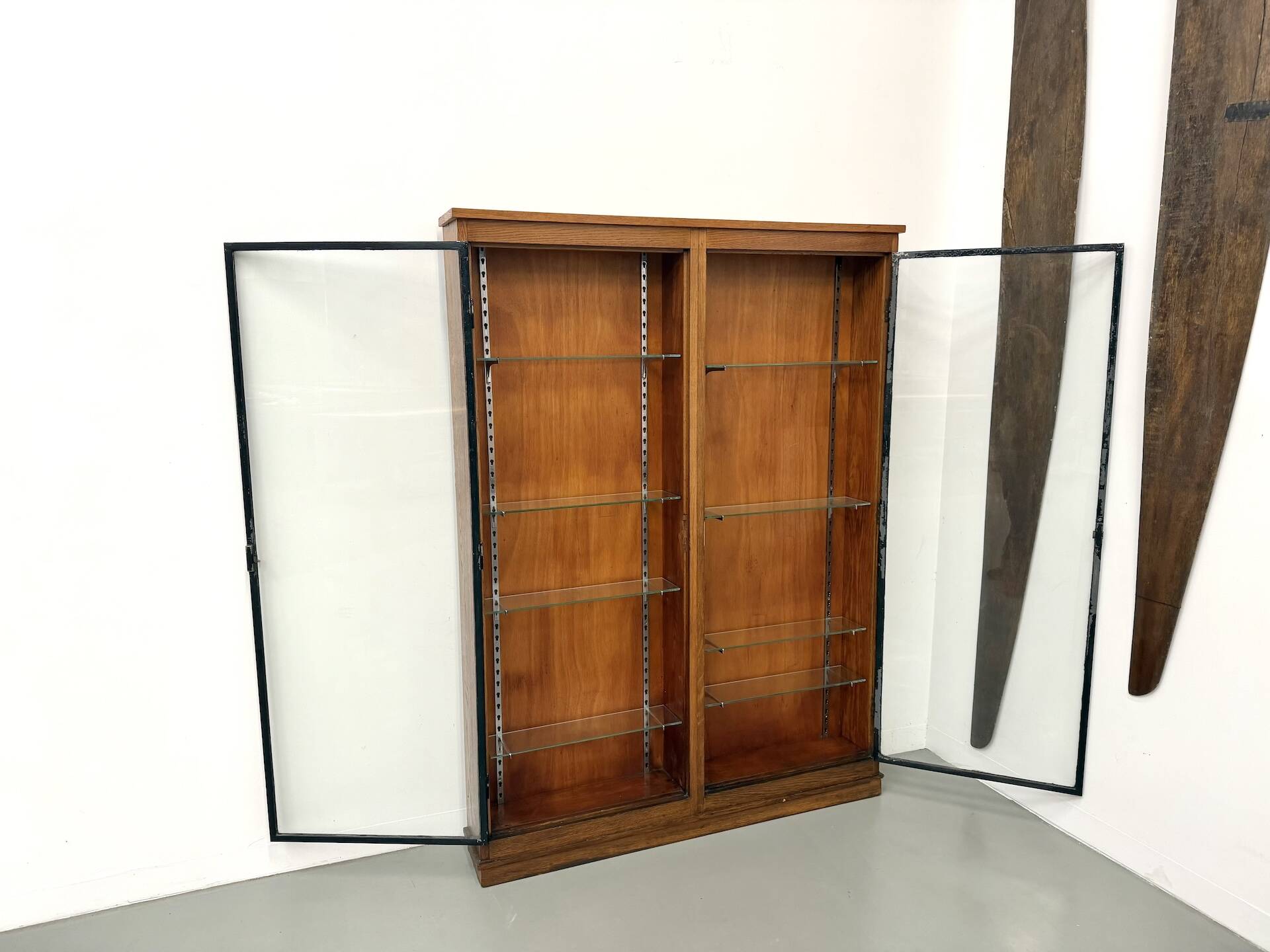 Vitrine de présentation murale Siegel Paris – Chêne & Verre – 1950