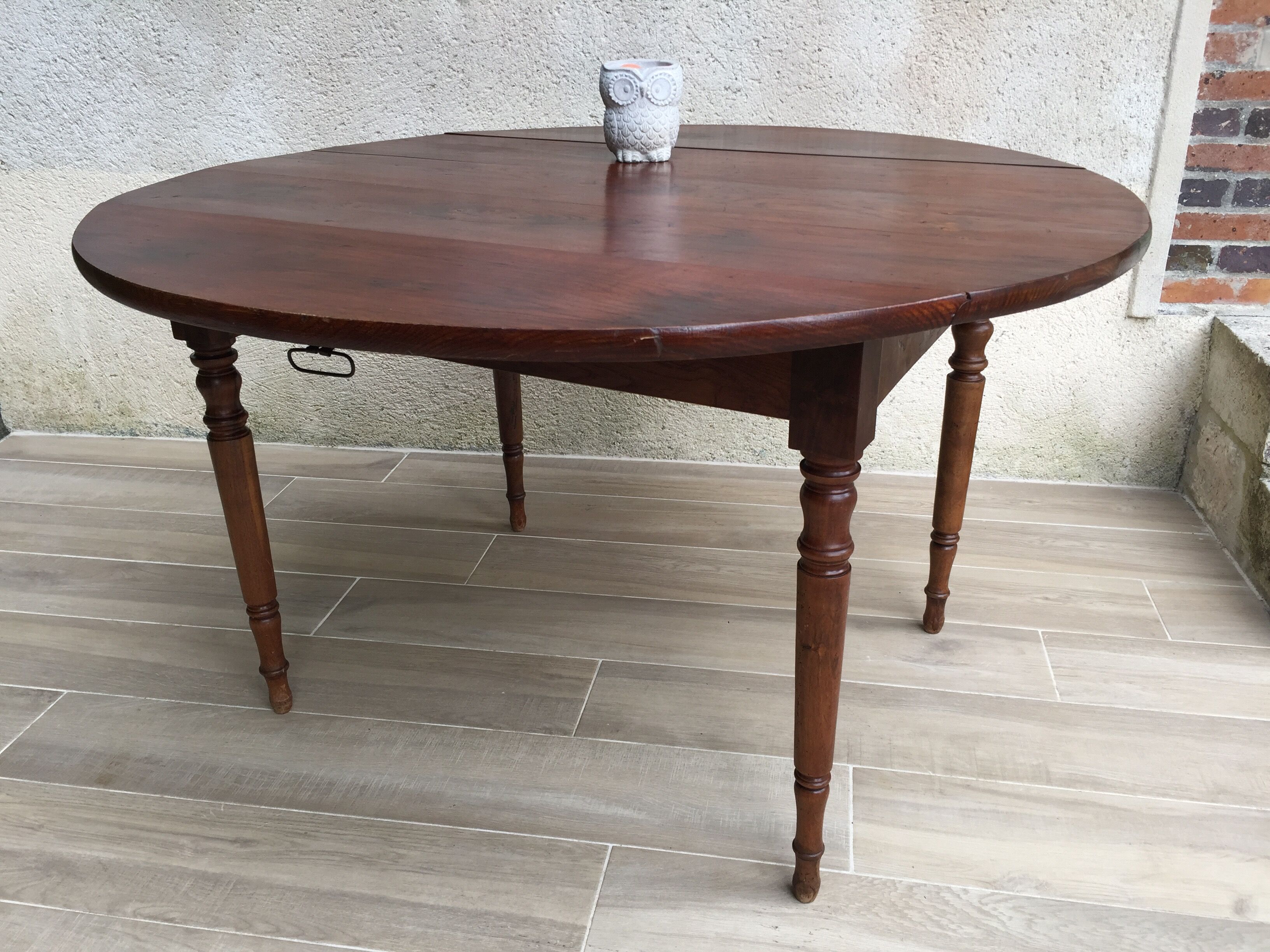 Large table round in rabats in vintage massive oak