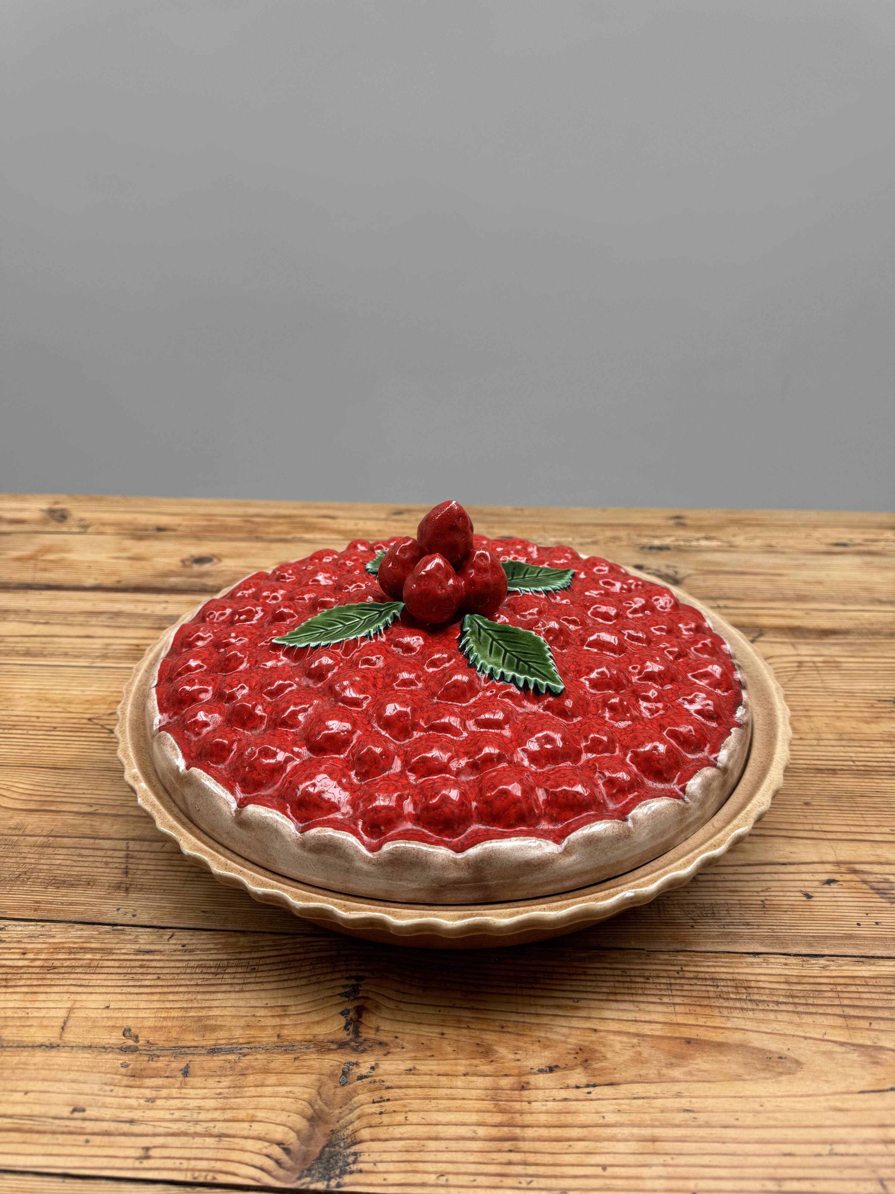 A trompe l’oeil strawberry pie dish