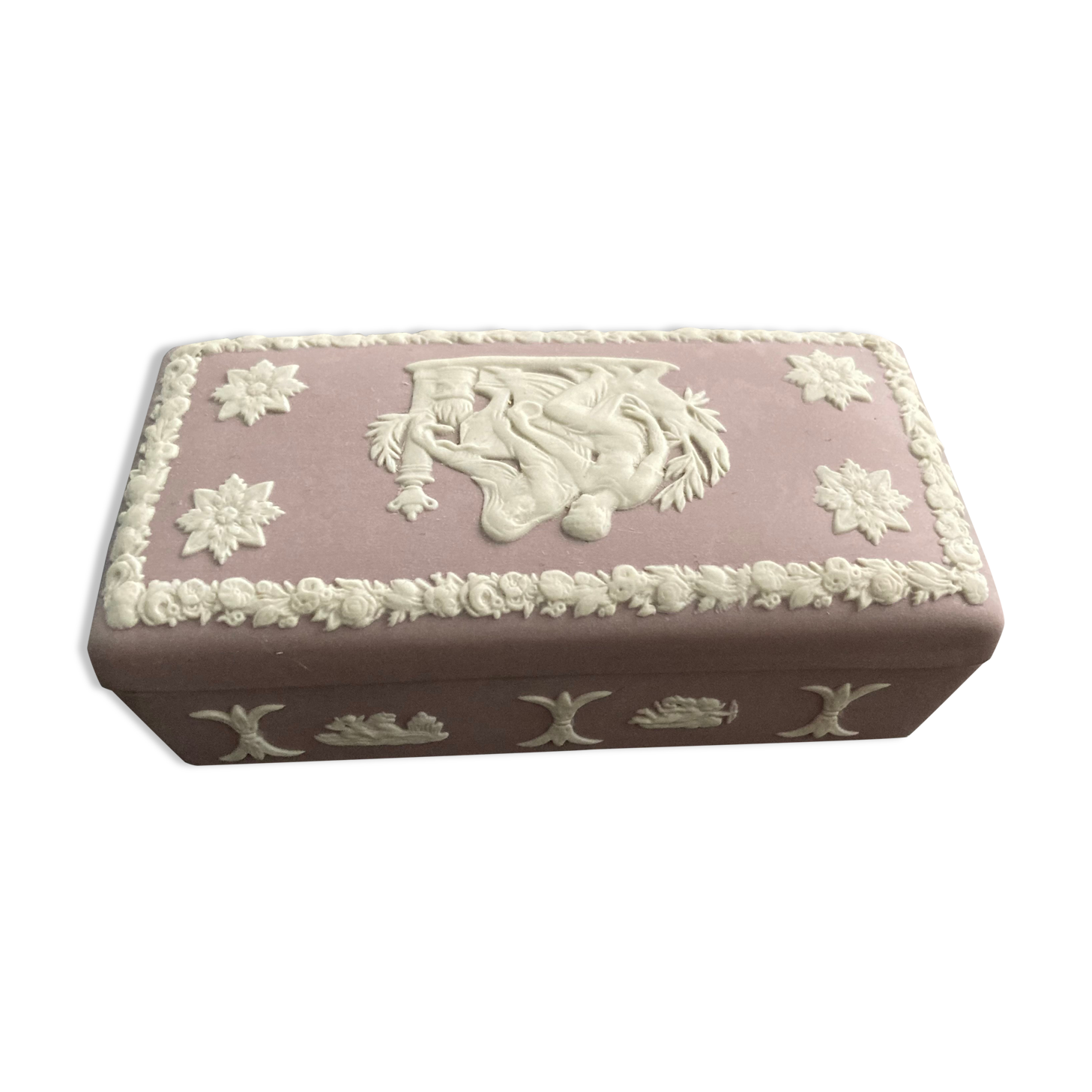 Pink "jasperwaer" biscuit box signed Wedgwood
