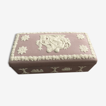 Boite en biscuit "jasperwaer" rose signée Wedgwood