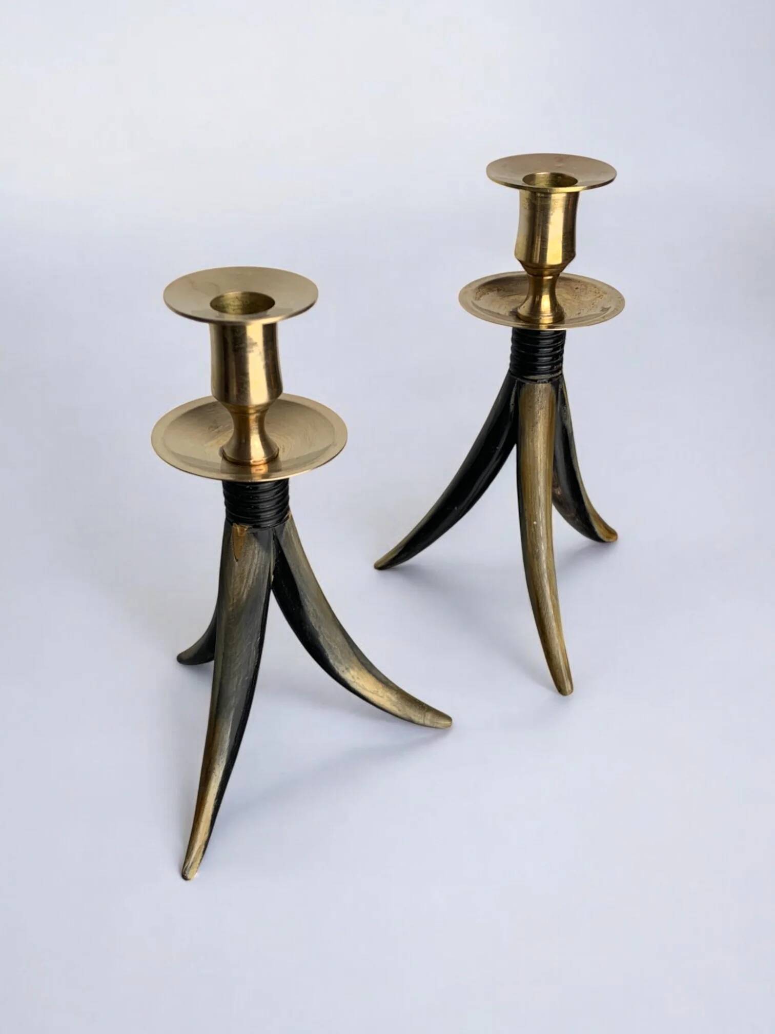 Paire de bougeoirs en fausse corne, résine et laiton, Italie années 1970