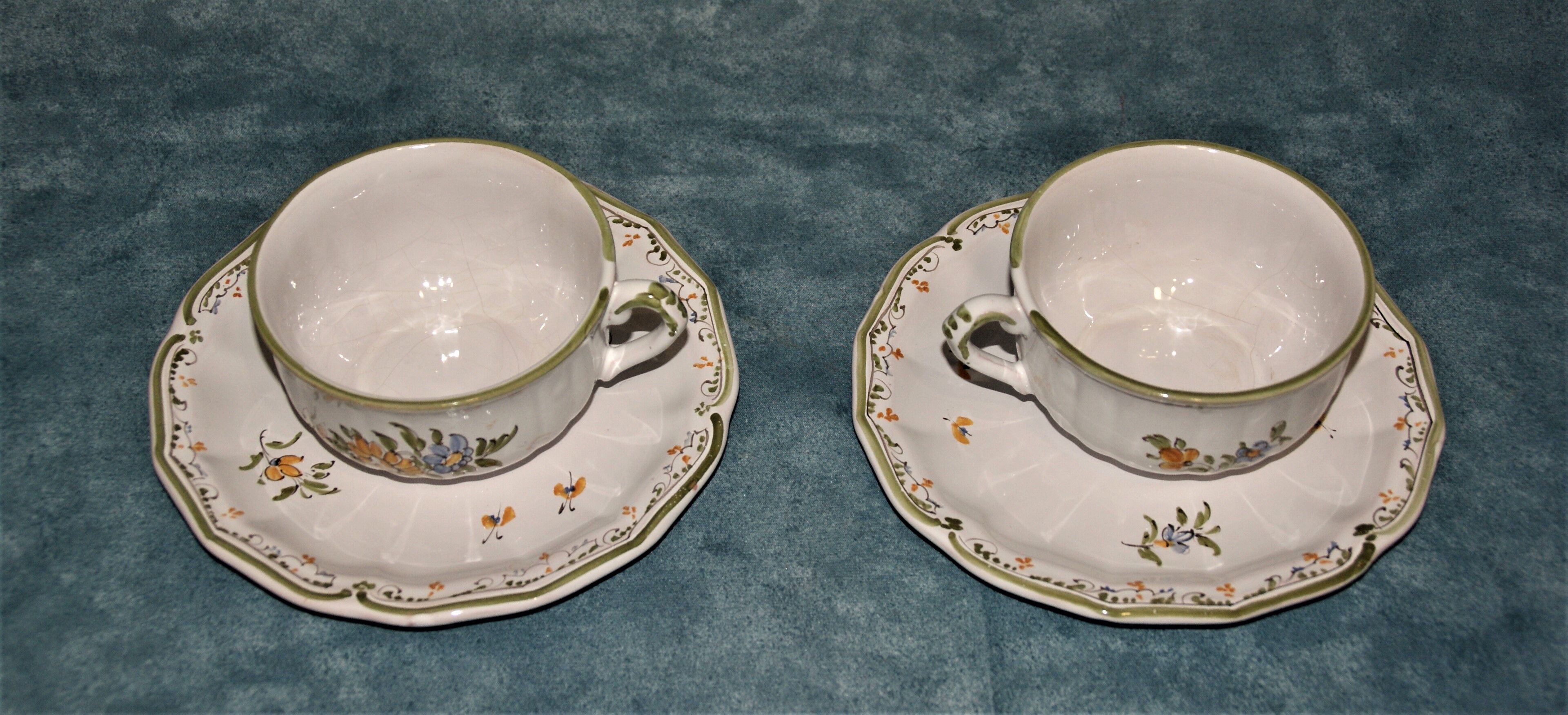 Deux tasse moustier à décor de fleurs signé