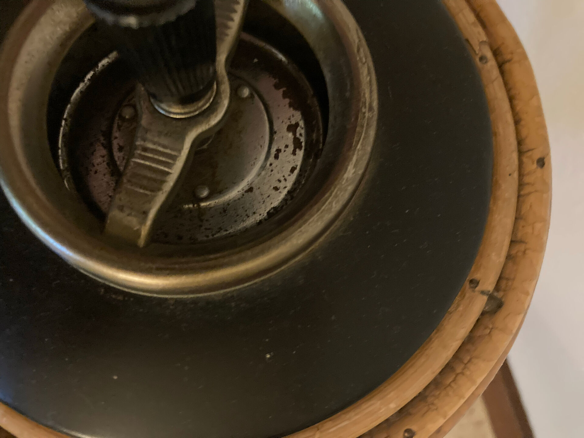 Cendrier sur pied en rotin vintage