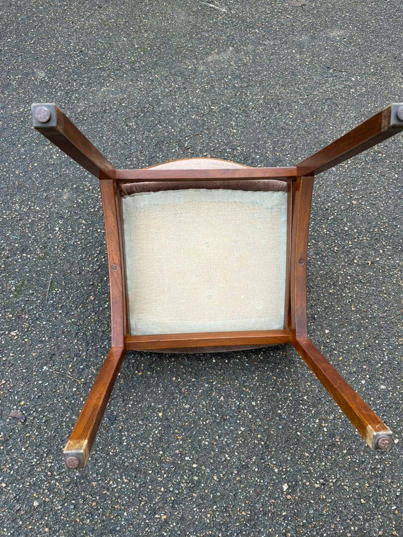 2 Scandinavian Baumann chairs in solid wood and purple velvet, 1960.