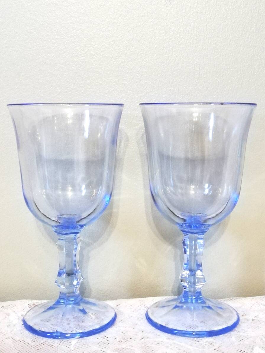 4 stemmed glasses