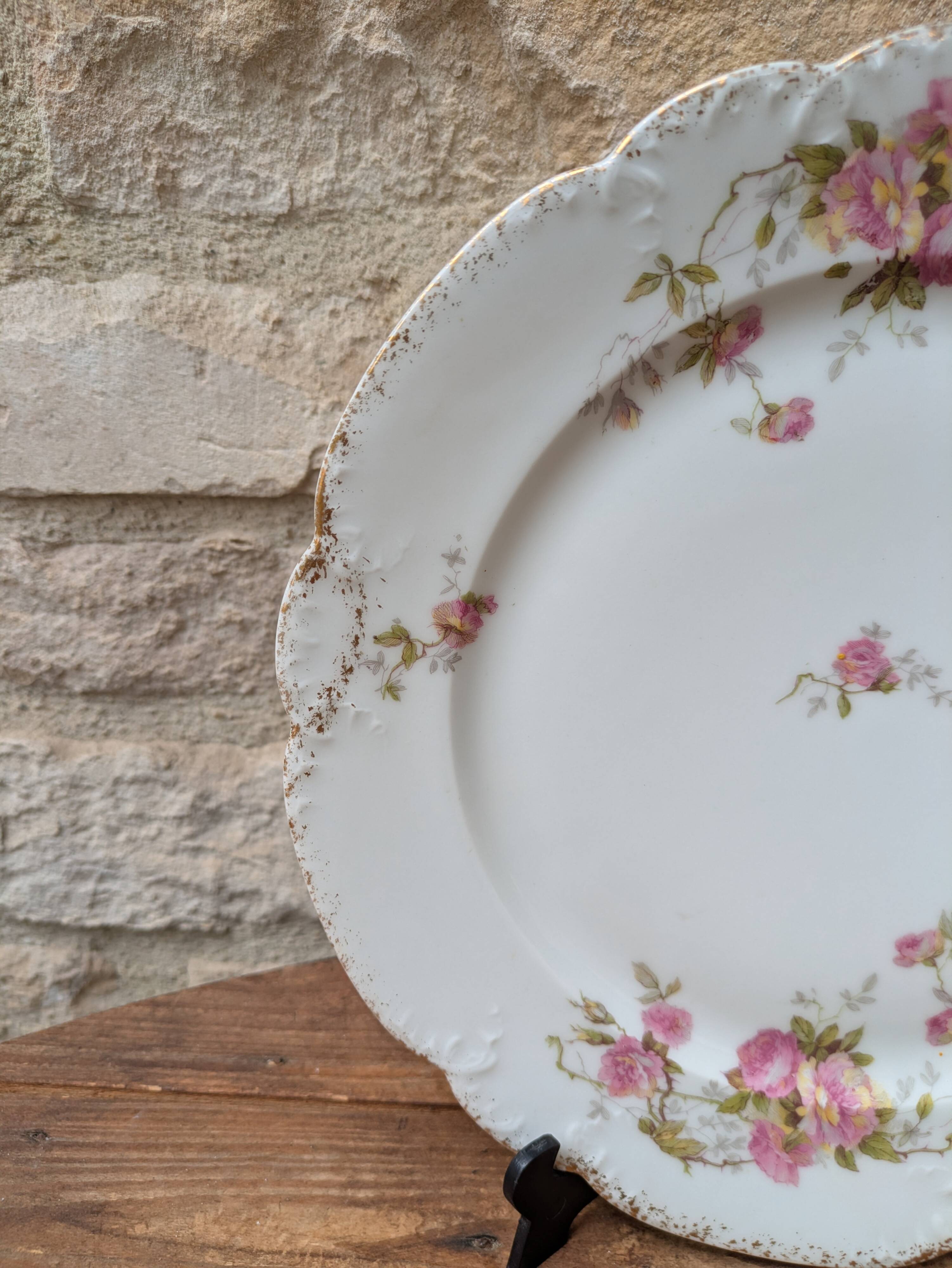 Porcelain plate with floral decoration, gilding, and relief MR France 25.5cm
