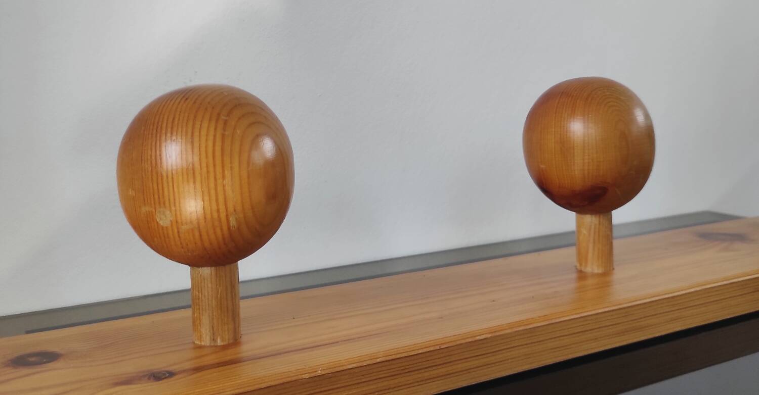 Wall-mounted coat rack with 3 ball hooks in solid pine – Scandinavian design