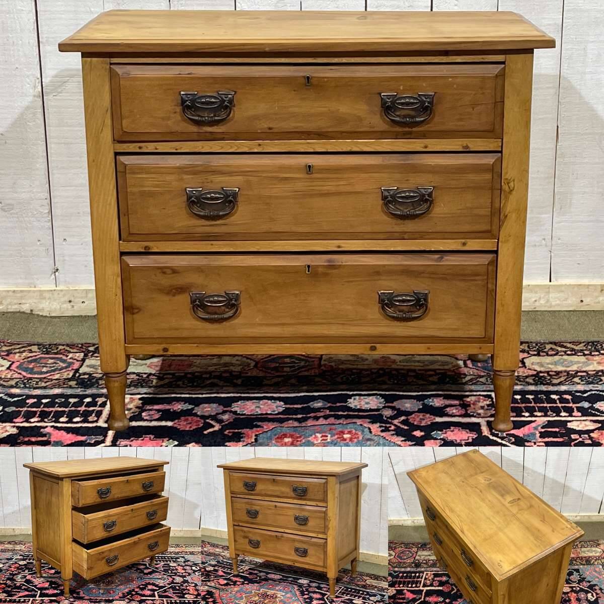 Commode anglaise en noyer du début XXème
