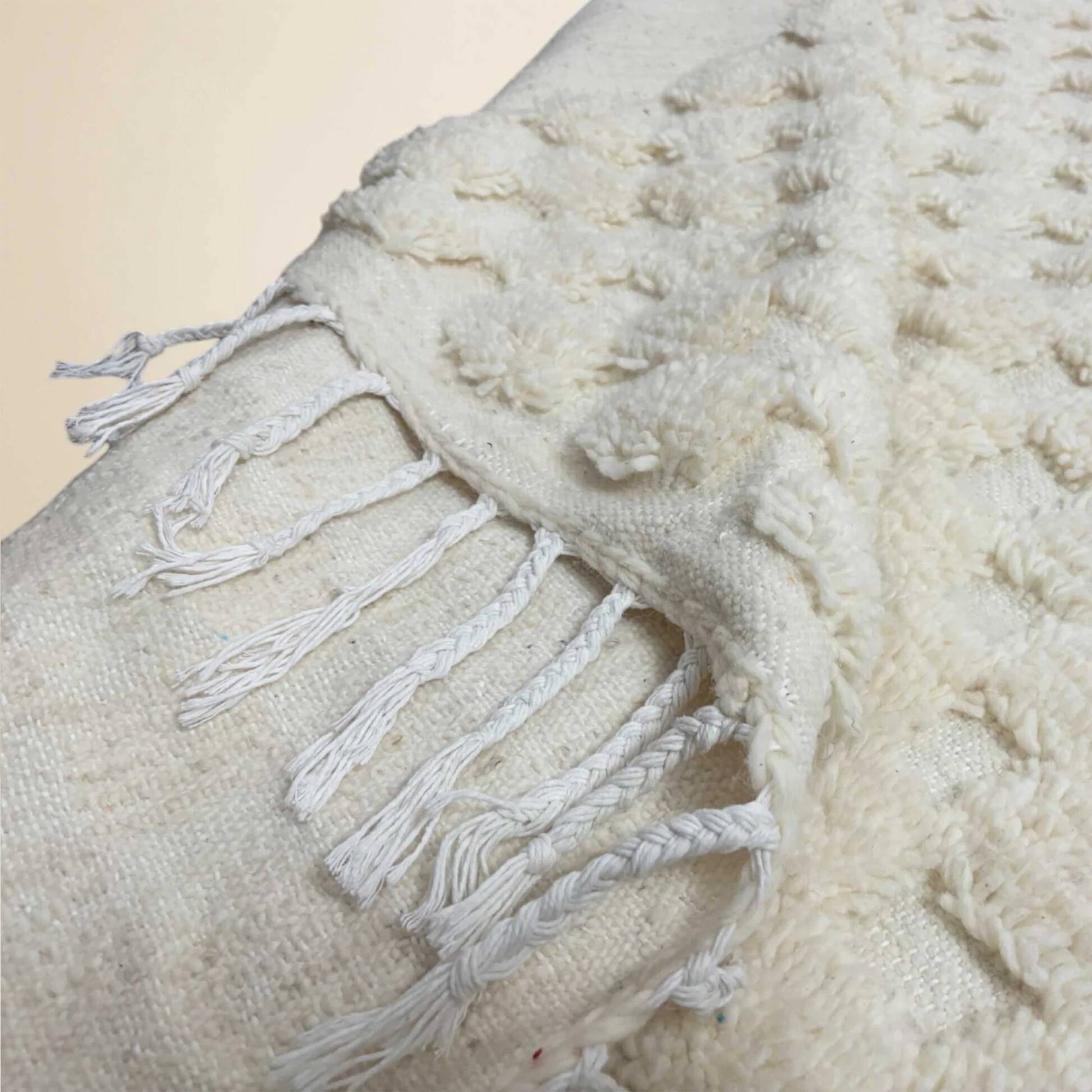 Tapis berbère Beni Ouarain • Motif texturé en carreaux blanc