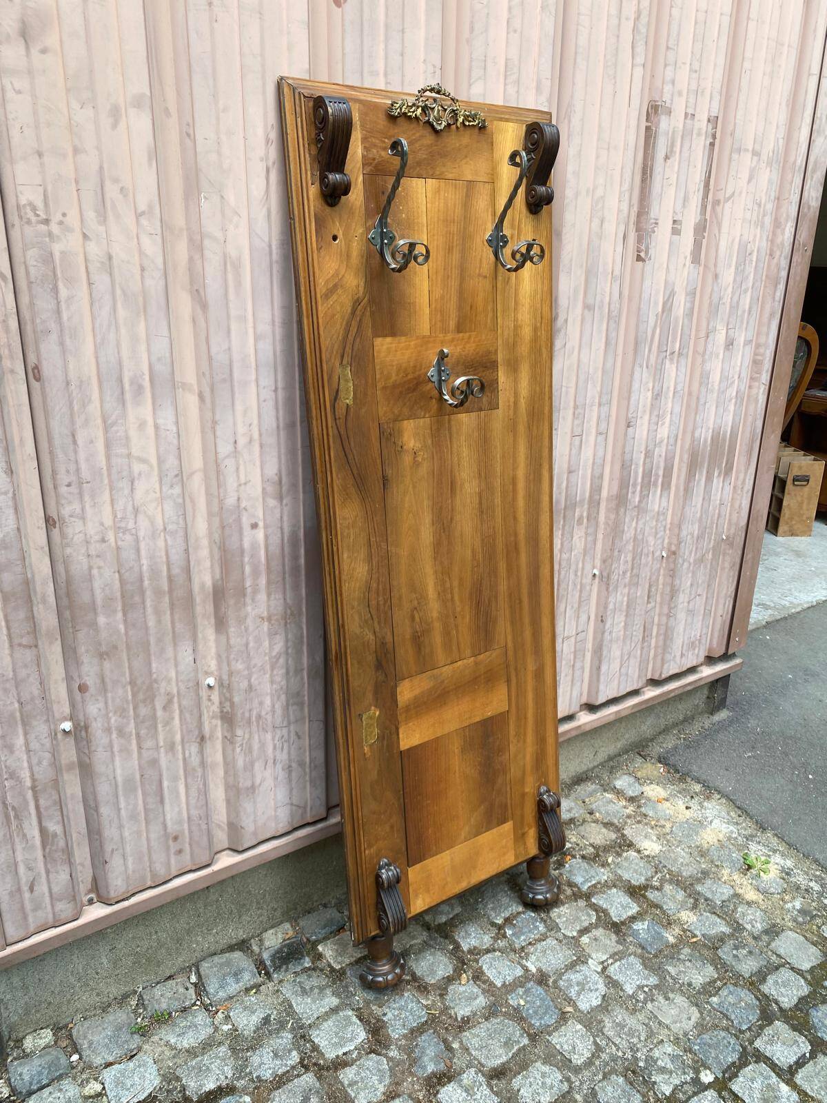 Vintage coat rack wardrobe in solid walnut from the 1930s.