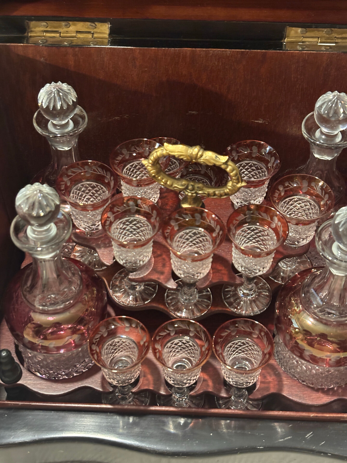 Cave à liqueur Napoléon III en marqueterie, cristal taillé