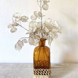 Carafe en verre ambré et rotin