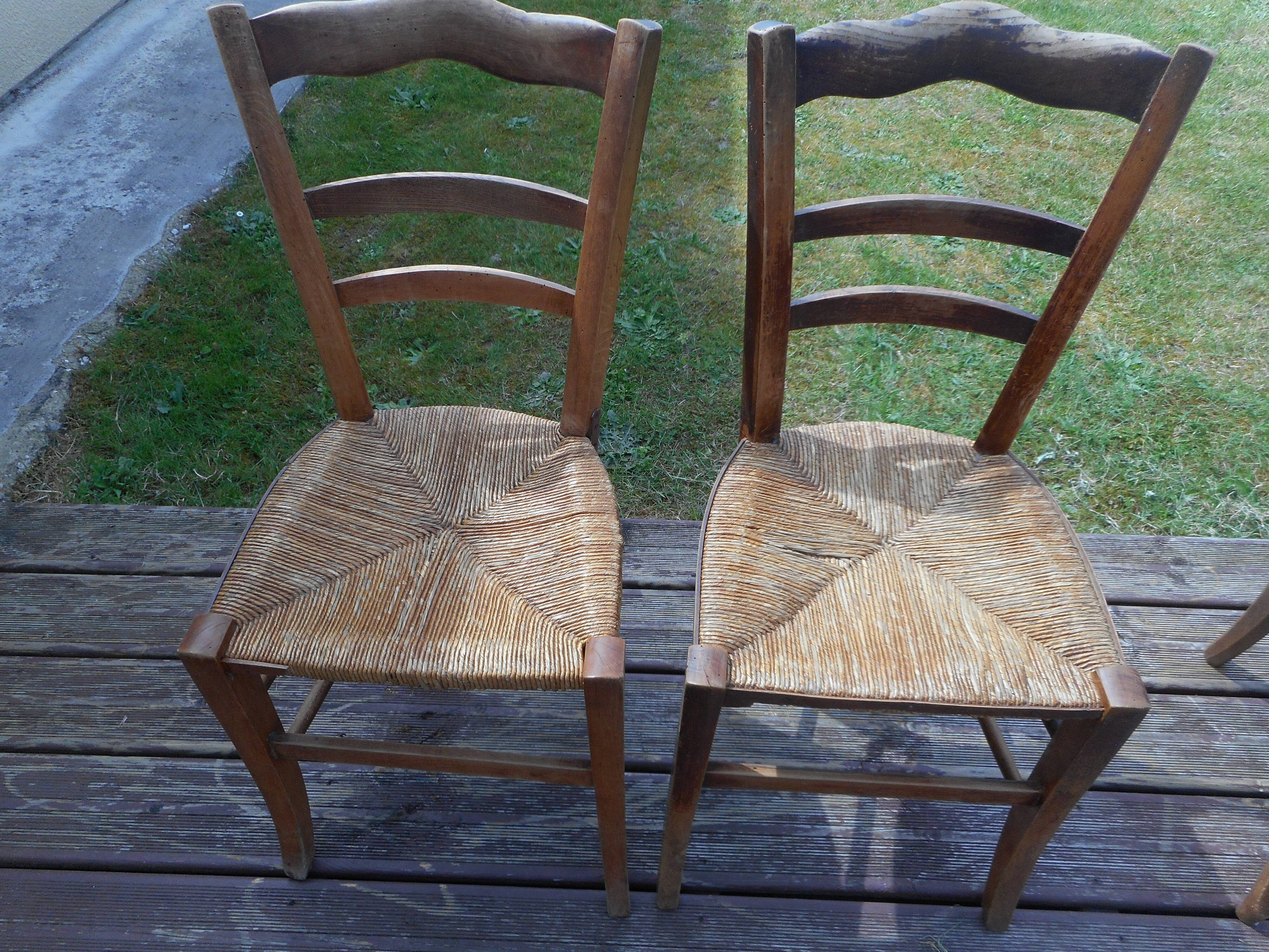 Set of 2 old wooden straw chairs (straw seat)