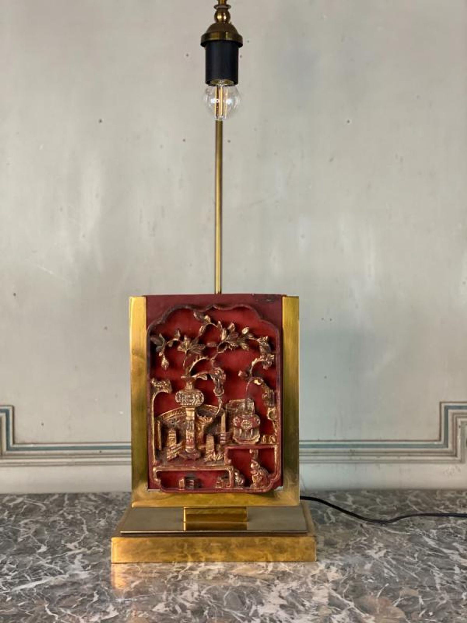 Lampe de table en laiton, plaque de bois laqué et doré chine vers 1980
