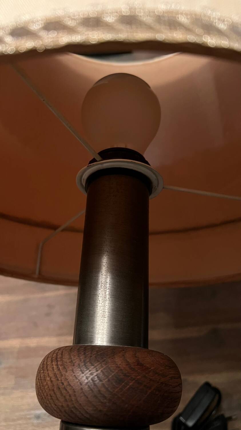 Lampe de table vintage avec motif.