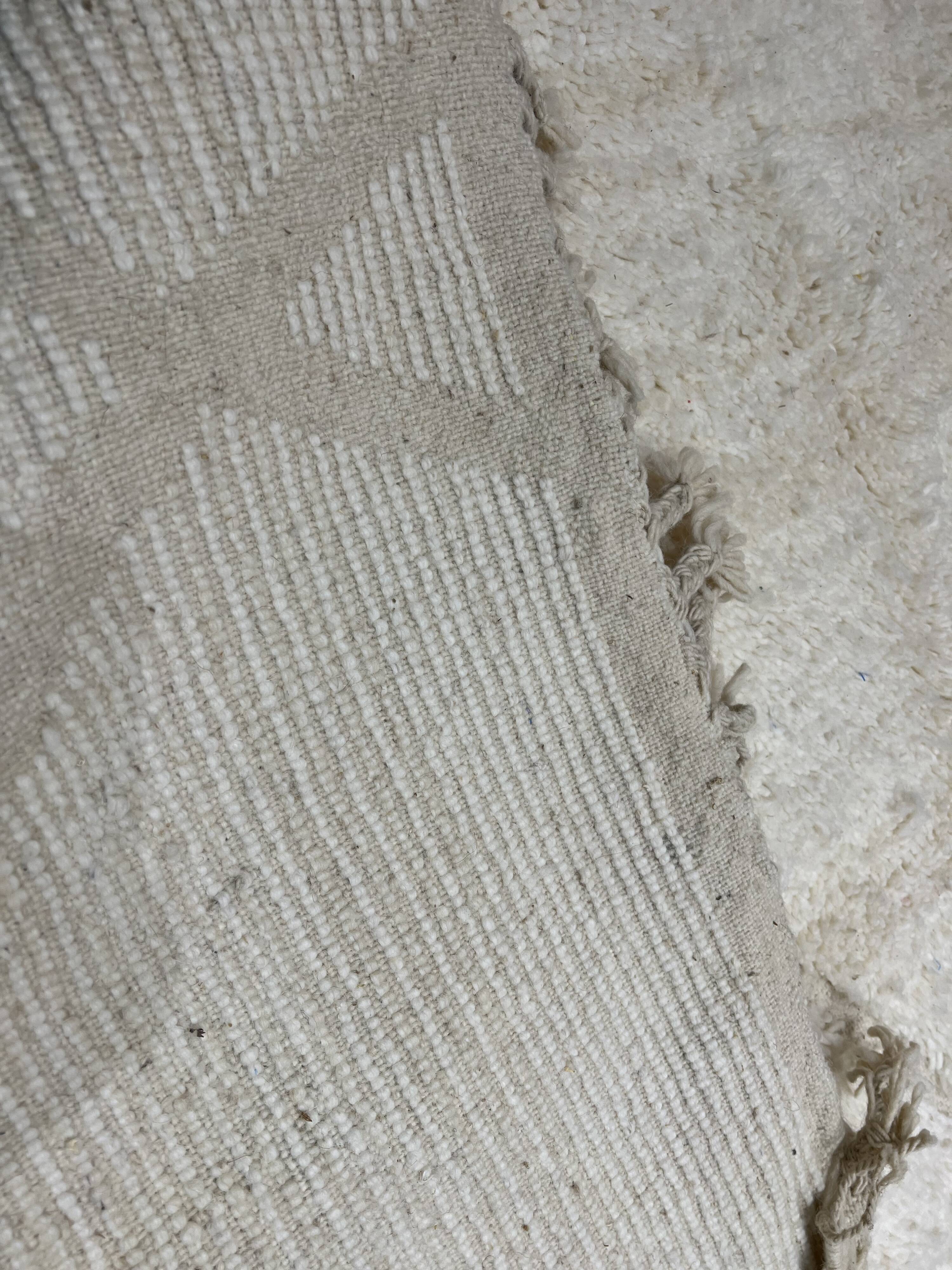 Blessed carpet Ouarain white/white 354x250cm