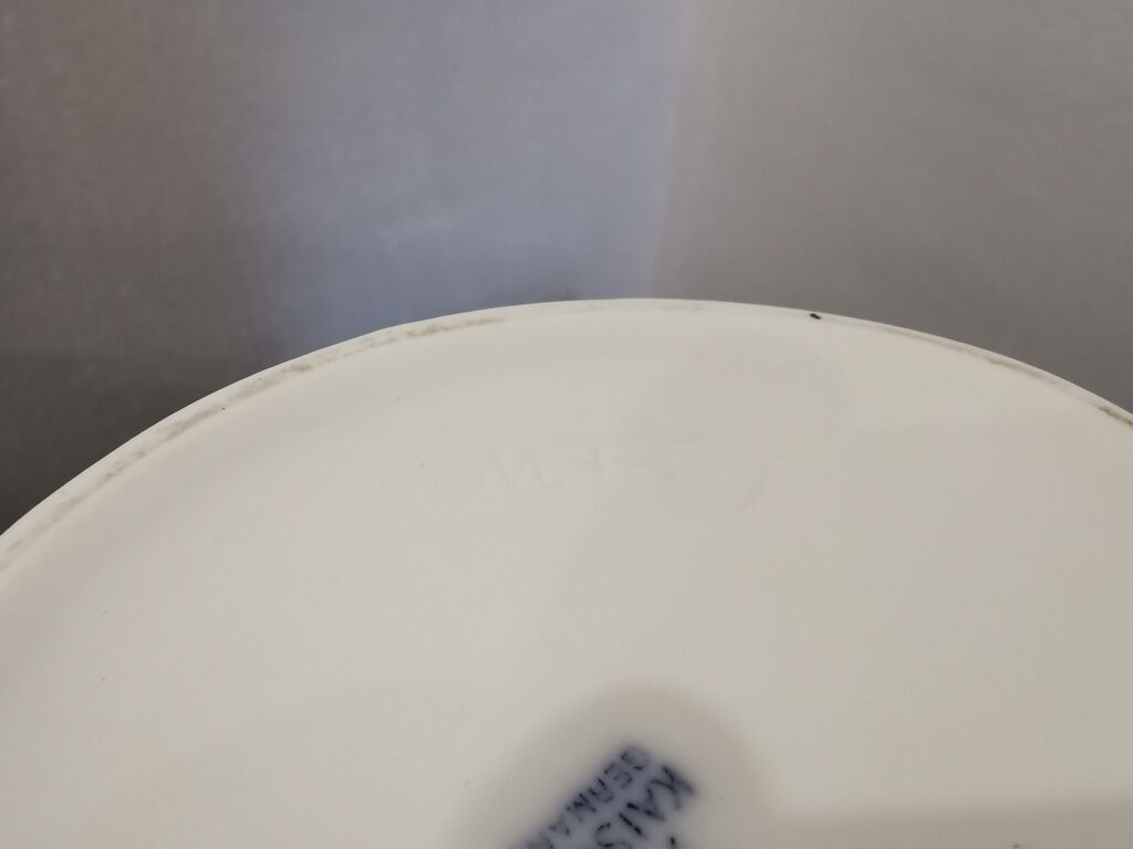 Vase en biscuit blanc signé Kaiser  M FREY Kaiser ( Germany)