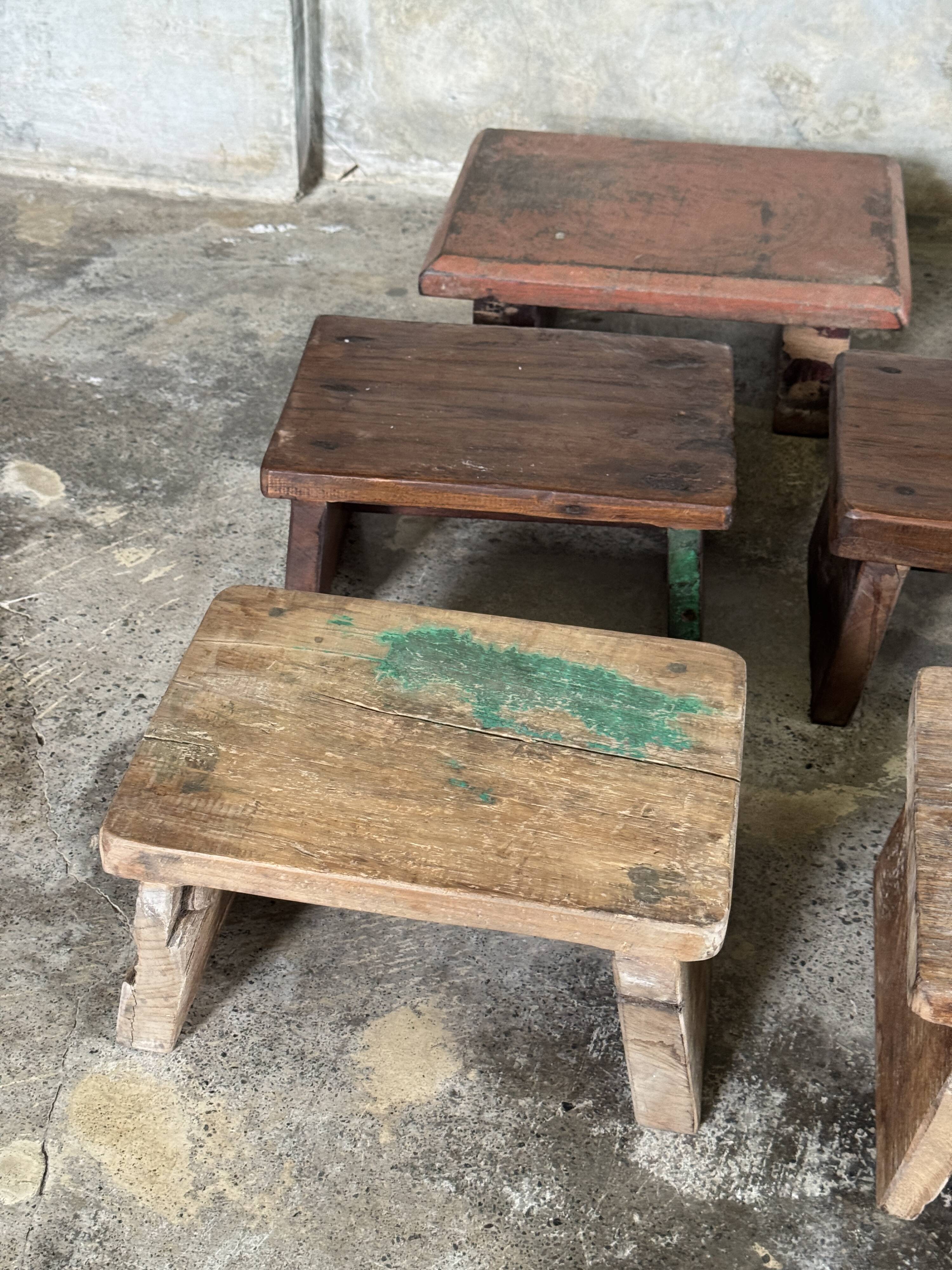 Tabouret d'appoint en teck upcyclé, traces de chromie verte