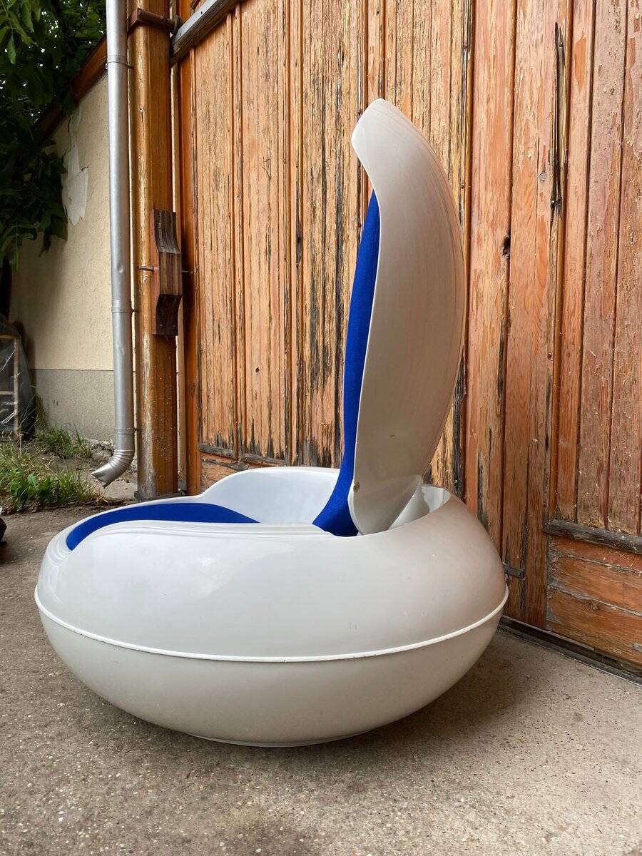 White plastic Garden Egg chair with blue cushions — Peter Ghyczy 1968