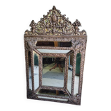 Miroir en laiton repousse a parcloses style louis xvi