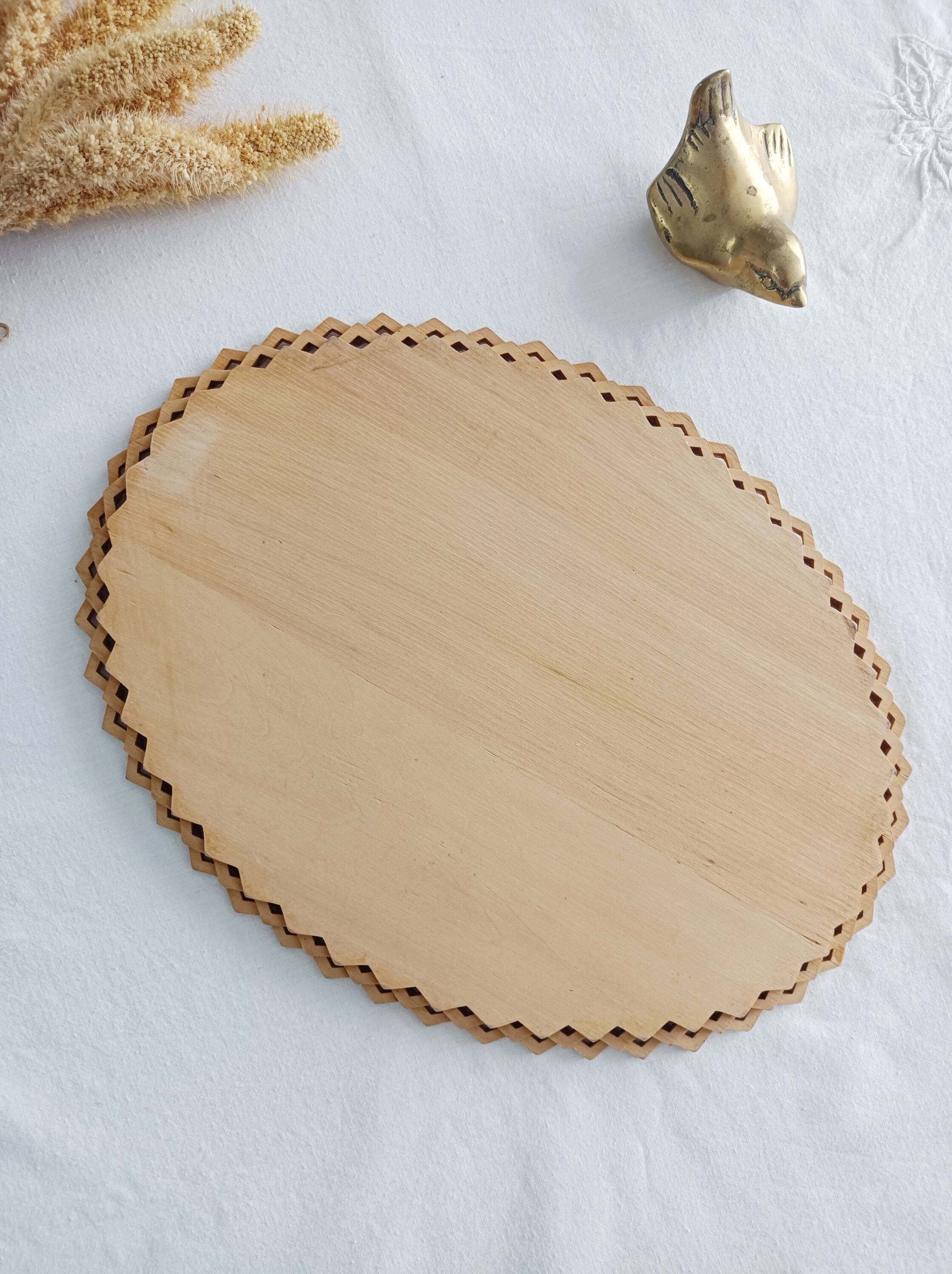 Plateau en bois, motif fleur