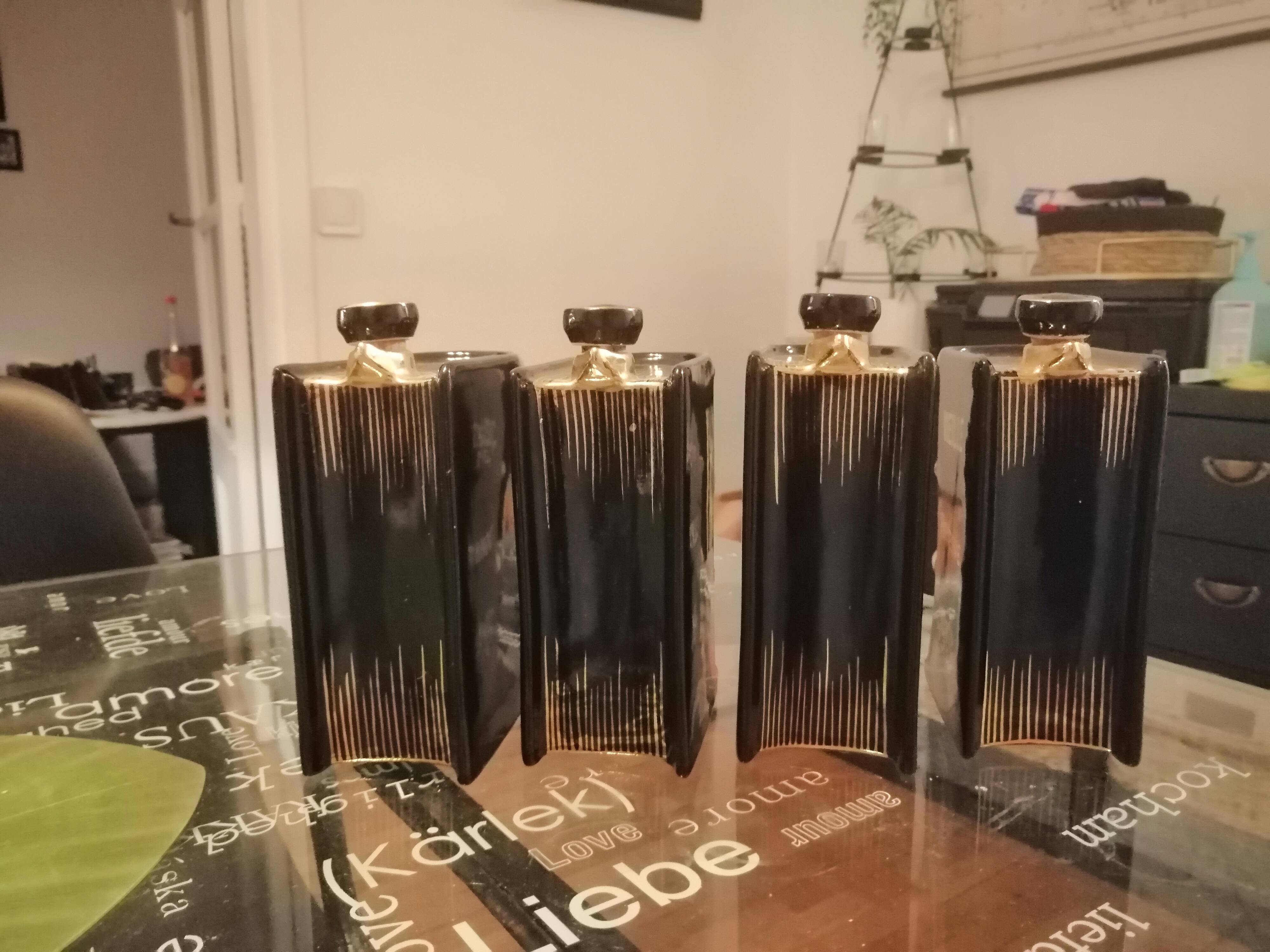 Série de 4 flacons d'alcool en porcelaine noir