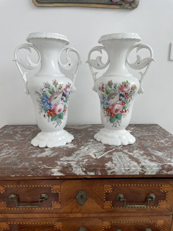Paire de grands vases d’église XIXe en porcelaine de Paris blanche peinte