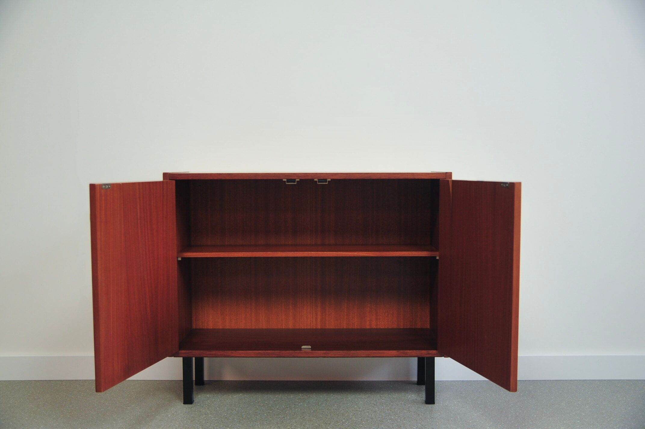 Cabinet en teck vintage avec poignées carrées