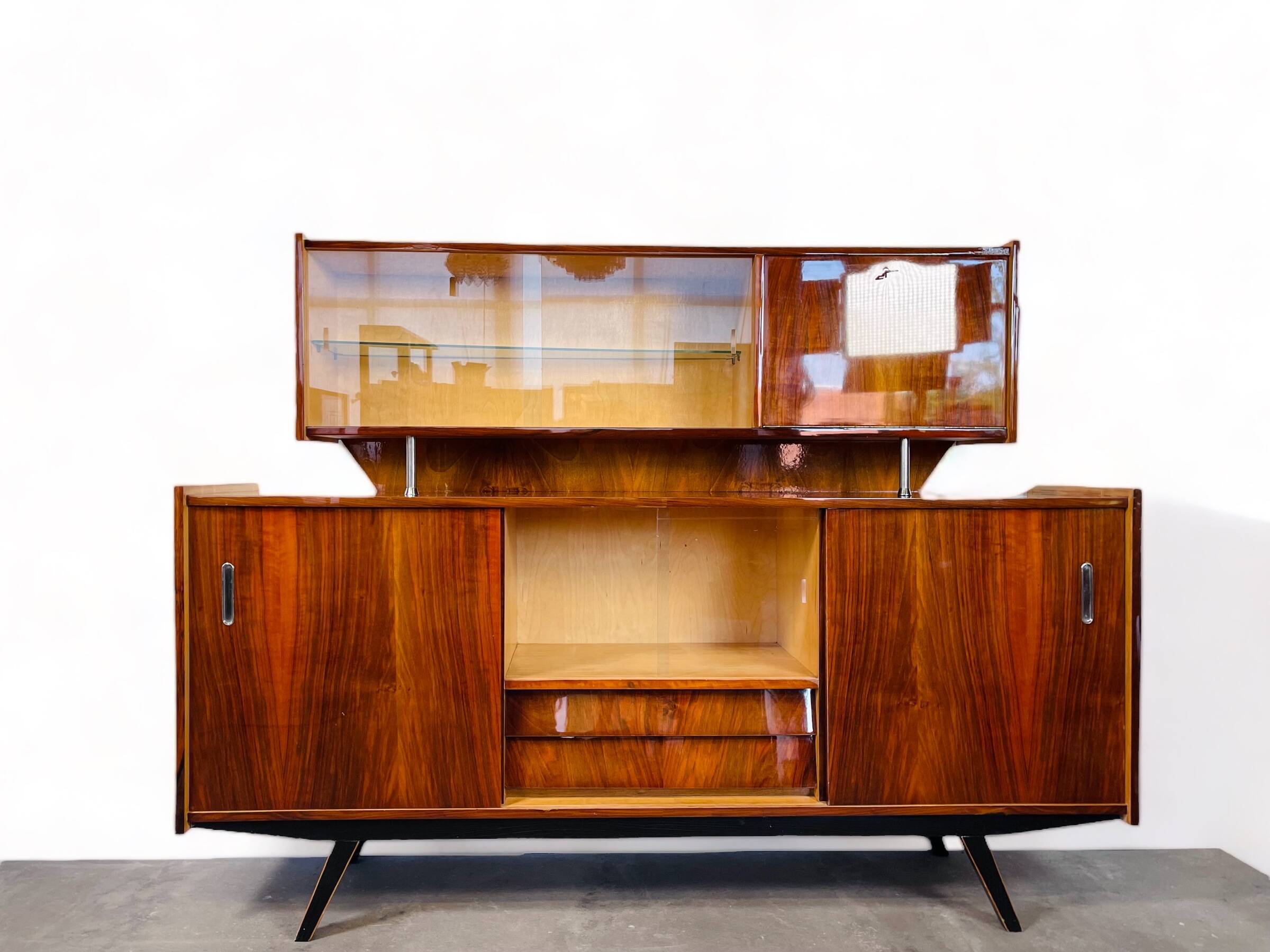 buffet vintage avec un élément supplémentaire