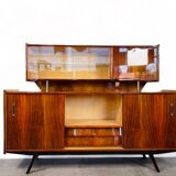 buffet vintage avec un élément supplémentaire