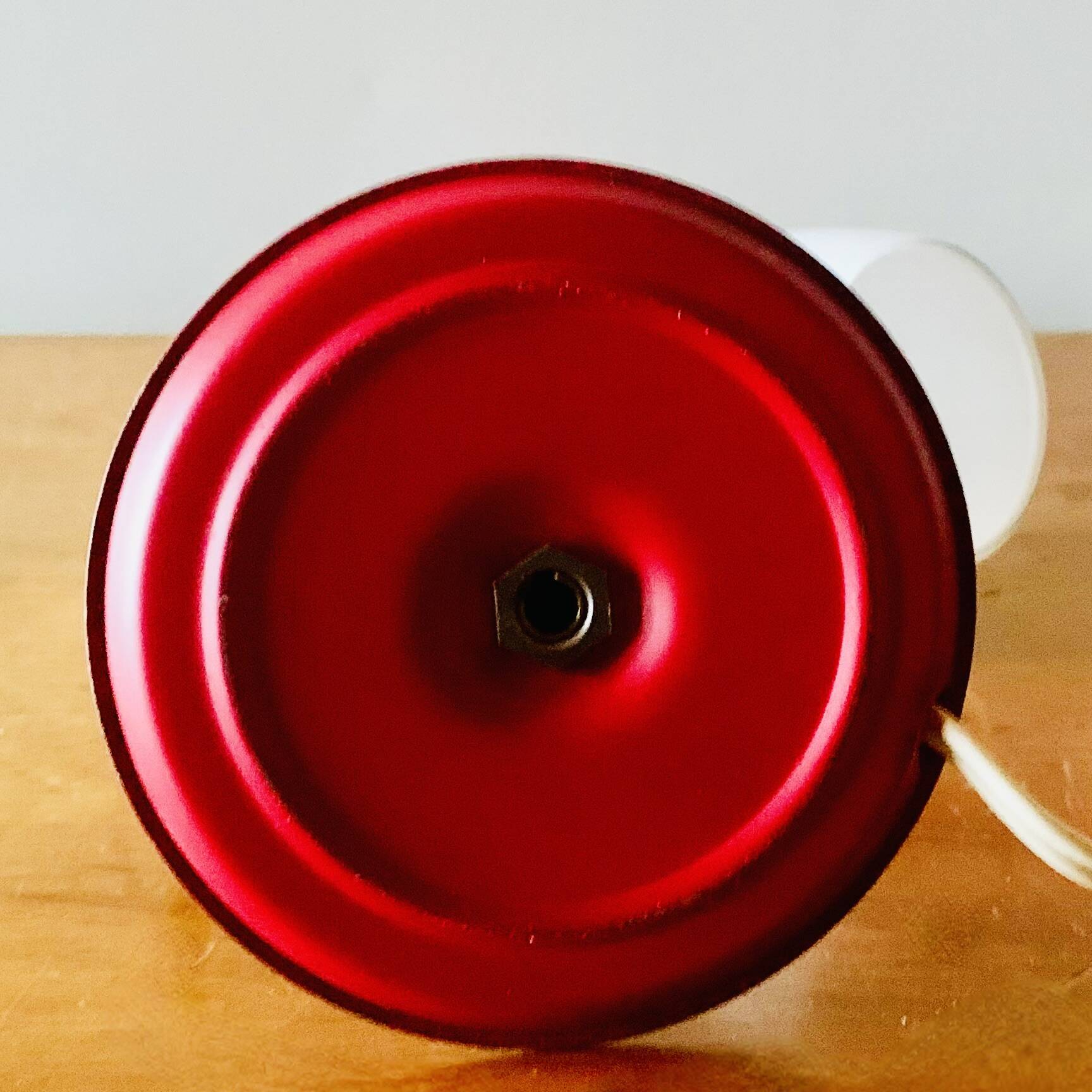 Small vintage bedside lamp in red metal, glass and brass