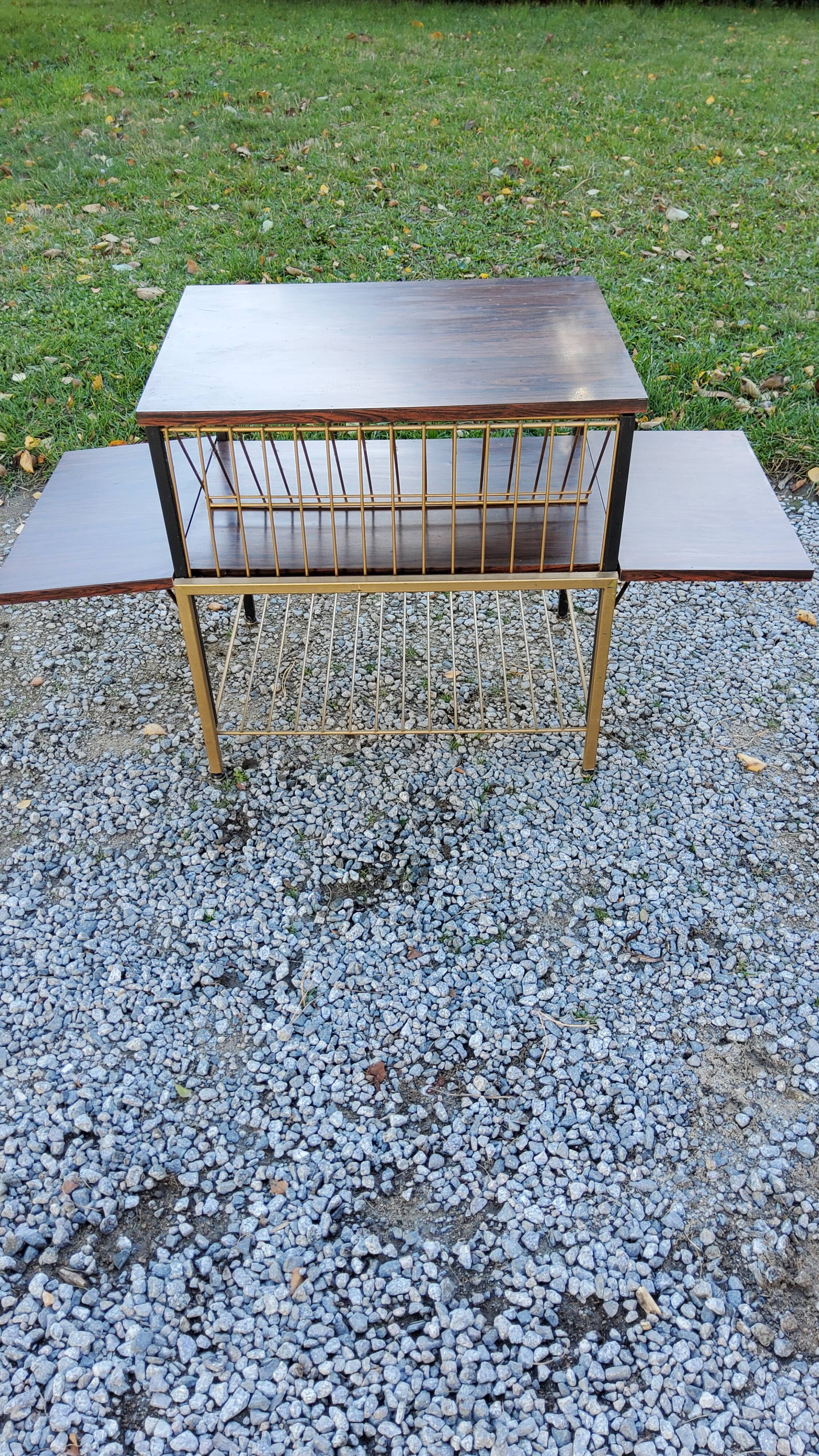 Table basse à abattants des années 60 en métal noir et doré, plateaux en placage palissandre
